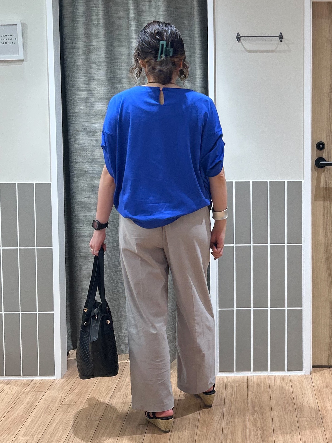 よっしーさんの「grove｜【持続冷感・体型カバー】サテンパイピングドルマンカットソー」を使ったコーディネート