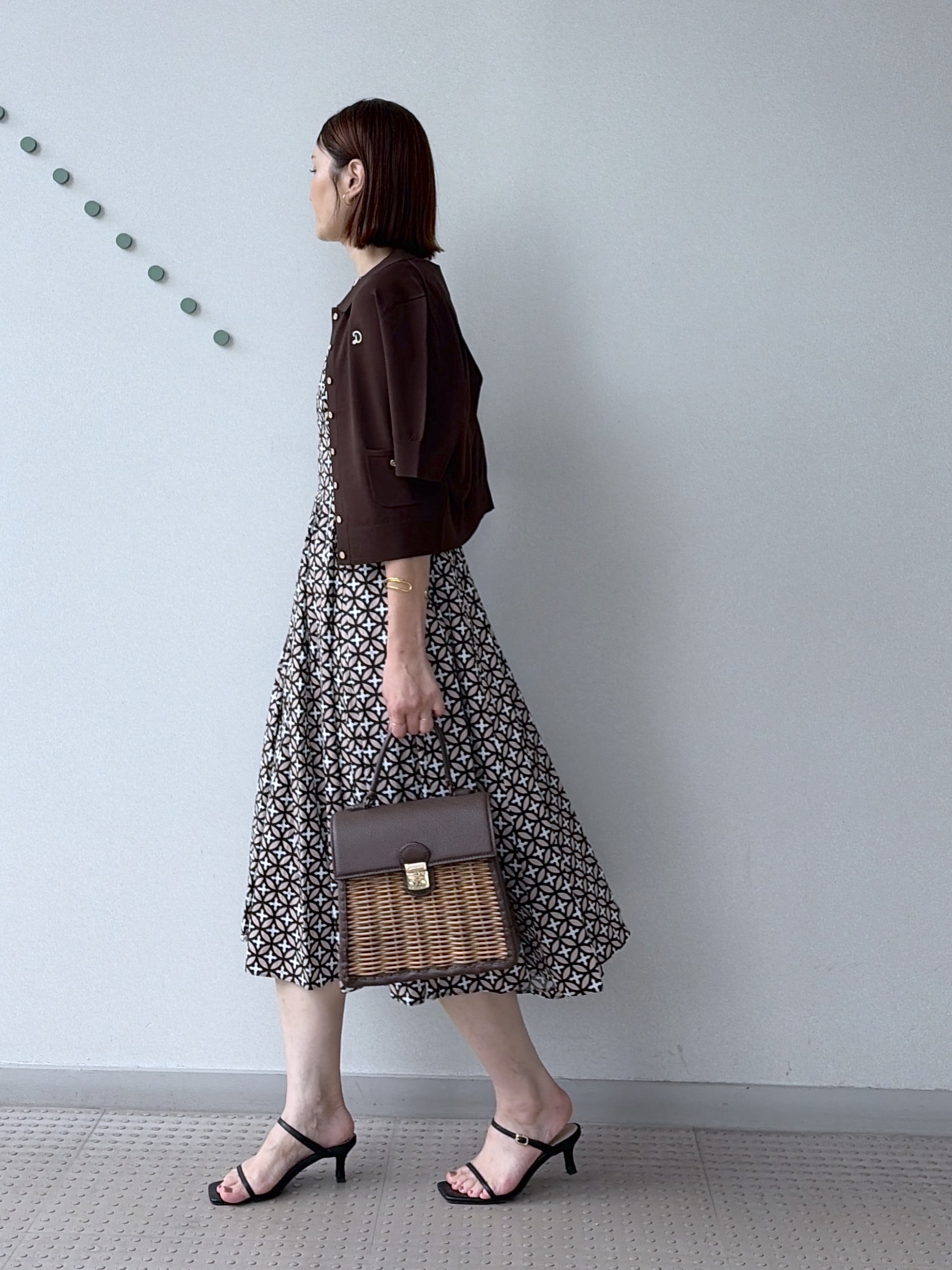 yoshikadoさんの「DRESSTERIOR｜【otonaMUSE5月号掲載/ウォッシャブル】オーバーラップサークル ノースリーブドレス」を使ったコーディネート
