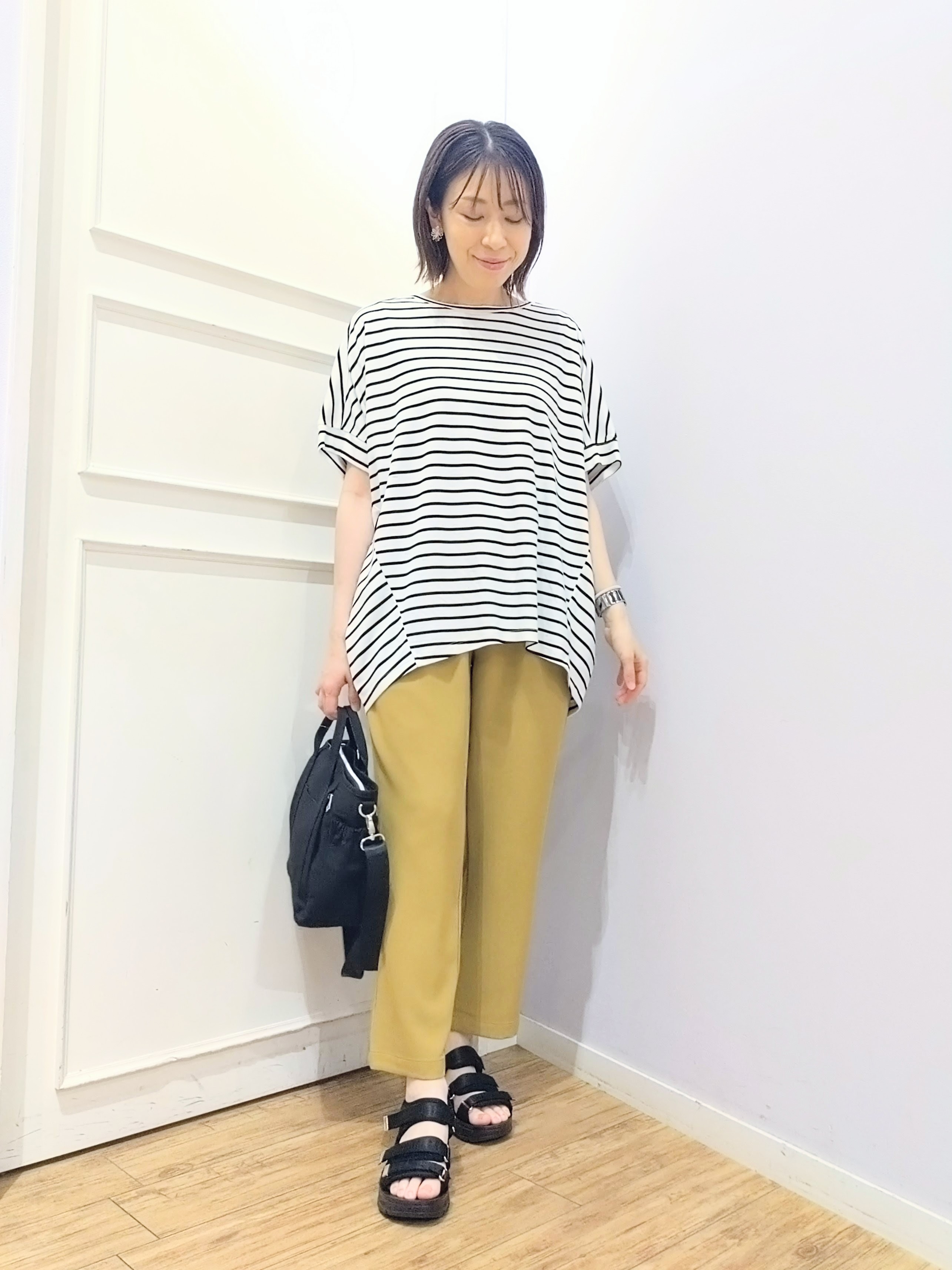 miomioさんの「SHOO･LA･RUE｜【洗濯機可/体型カバー】程よい透け感の ゆるシア―シャツパーカ」を使ったコーディネート