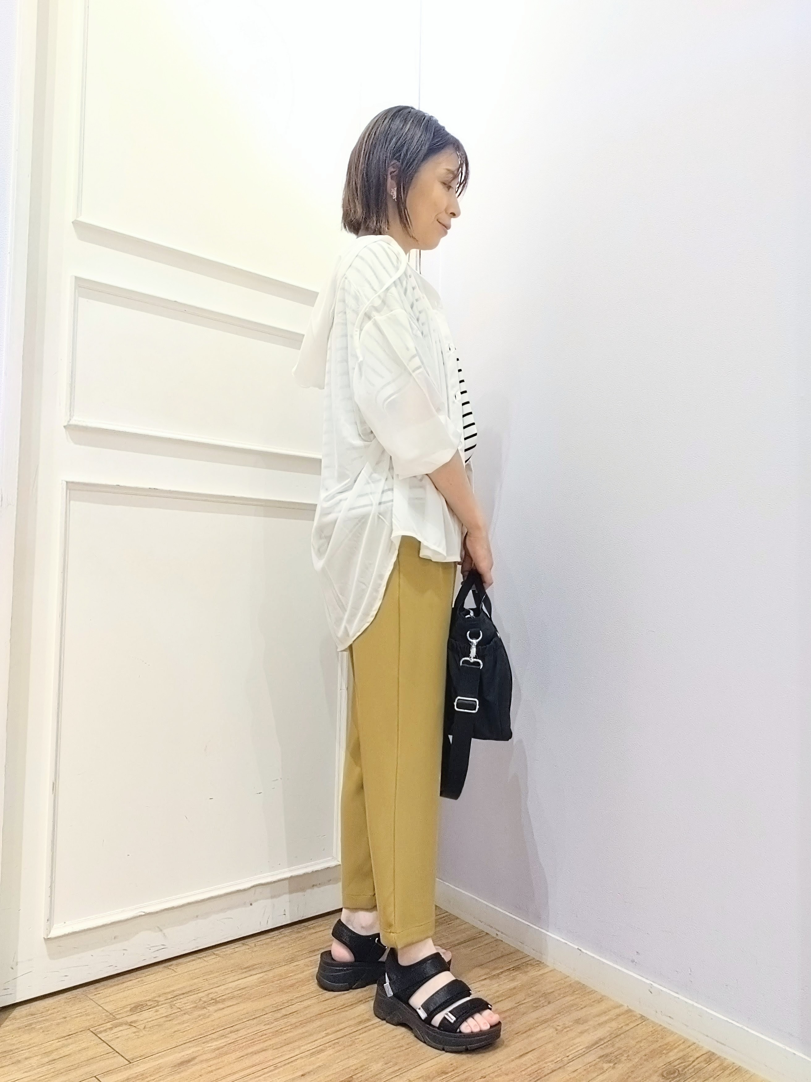 miomioさんの「SHOO･LA･RUE｜【洗濯機可/体型カバー】程よい透け感の ゆるシア―シャツパーカ」を使ったコーディネート