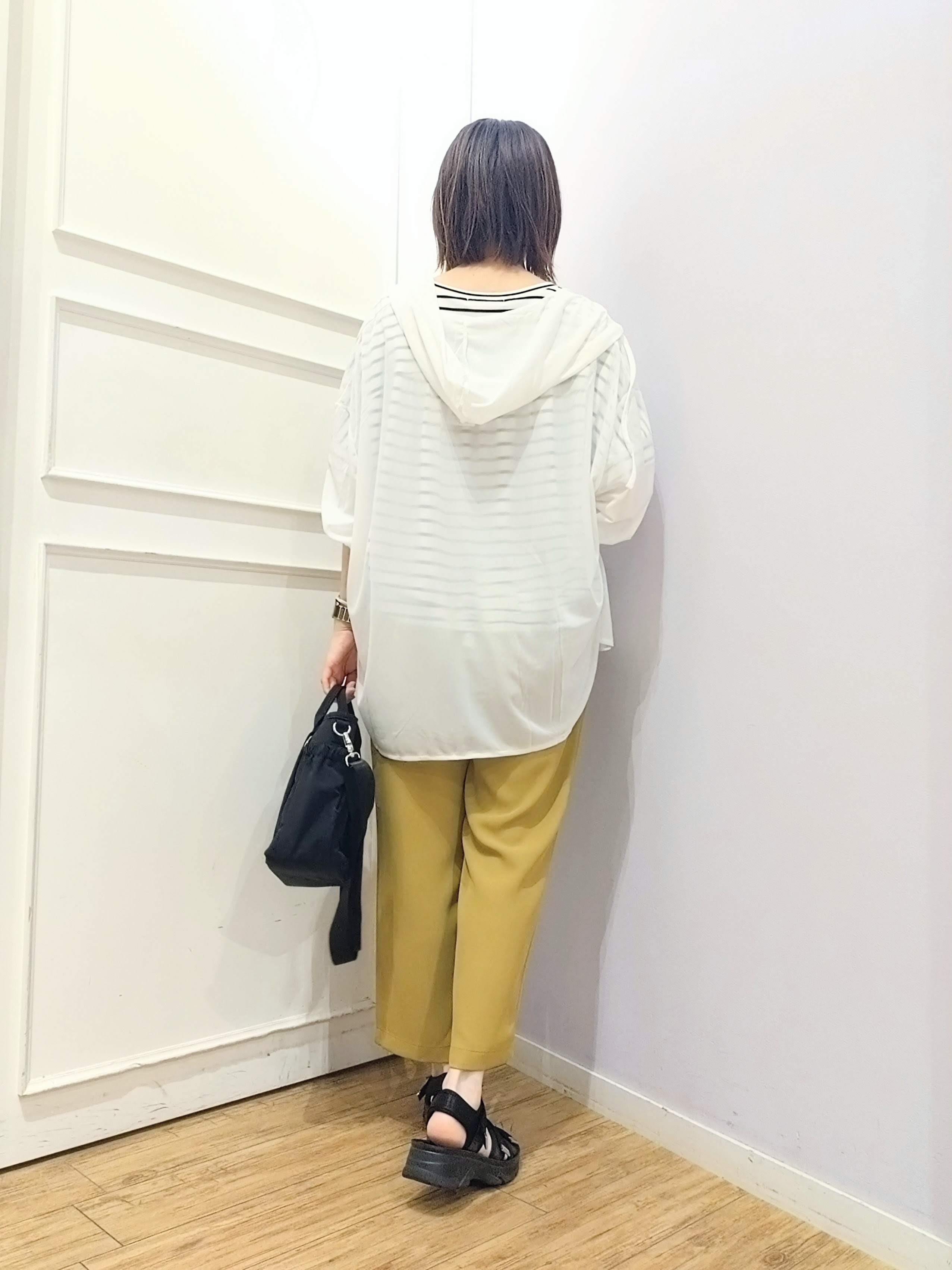miomioさんの「SHOO･LA･RUE｜【洗濯機可/体型カバー】程よい透け感の ゆるシア―シャツパーカ」を使ったコーディネート