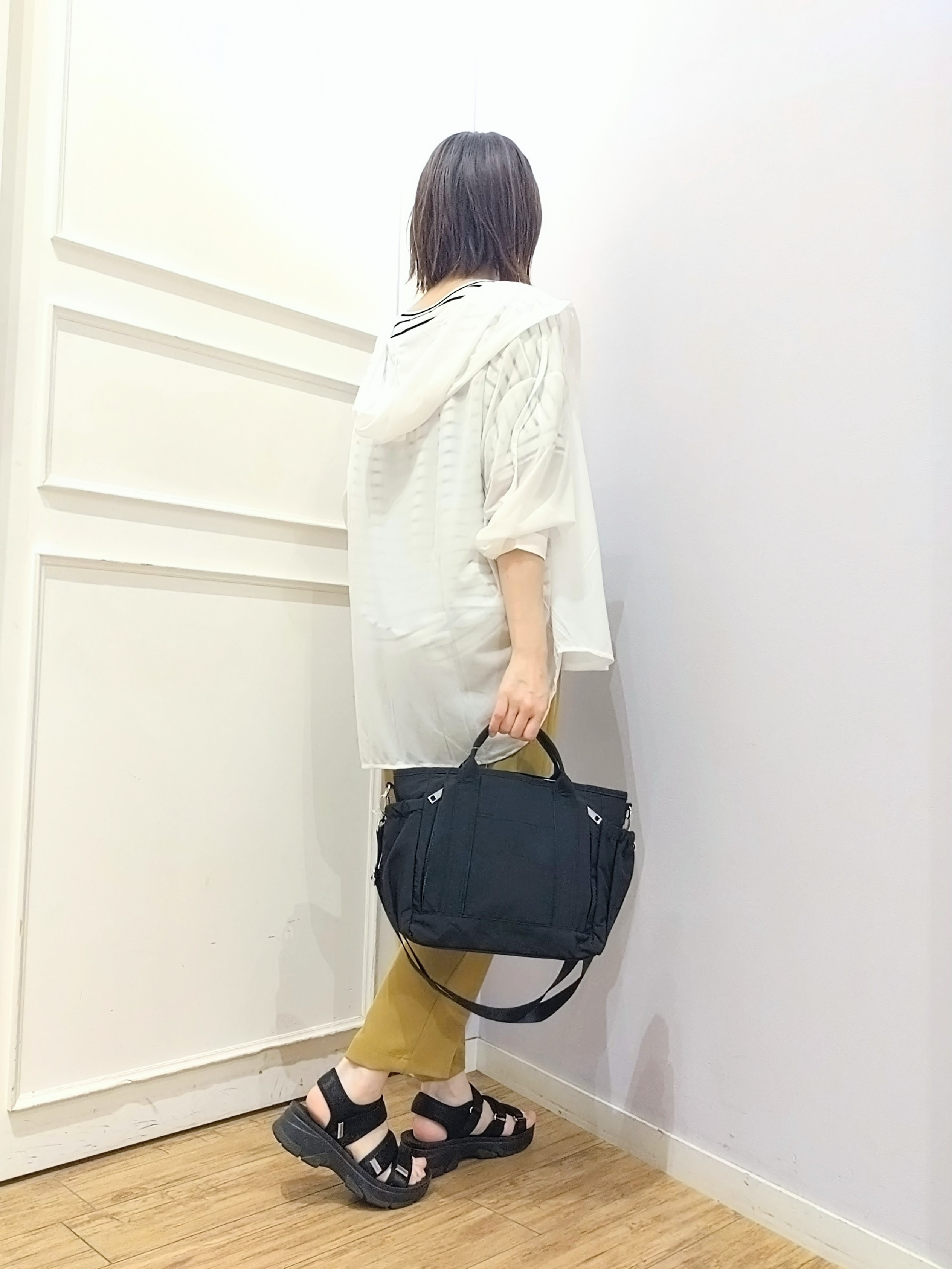 miomioさんの「SHOO･LA･RUE｜【洗濯機可/体型カバー】程よい透け感の ゆるシア―シャツパーカ」を使ったコーディネート