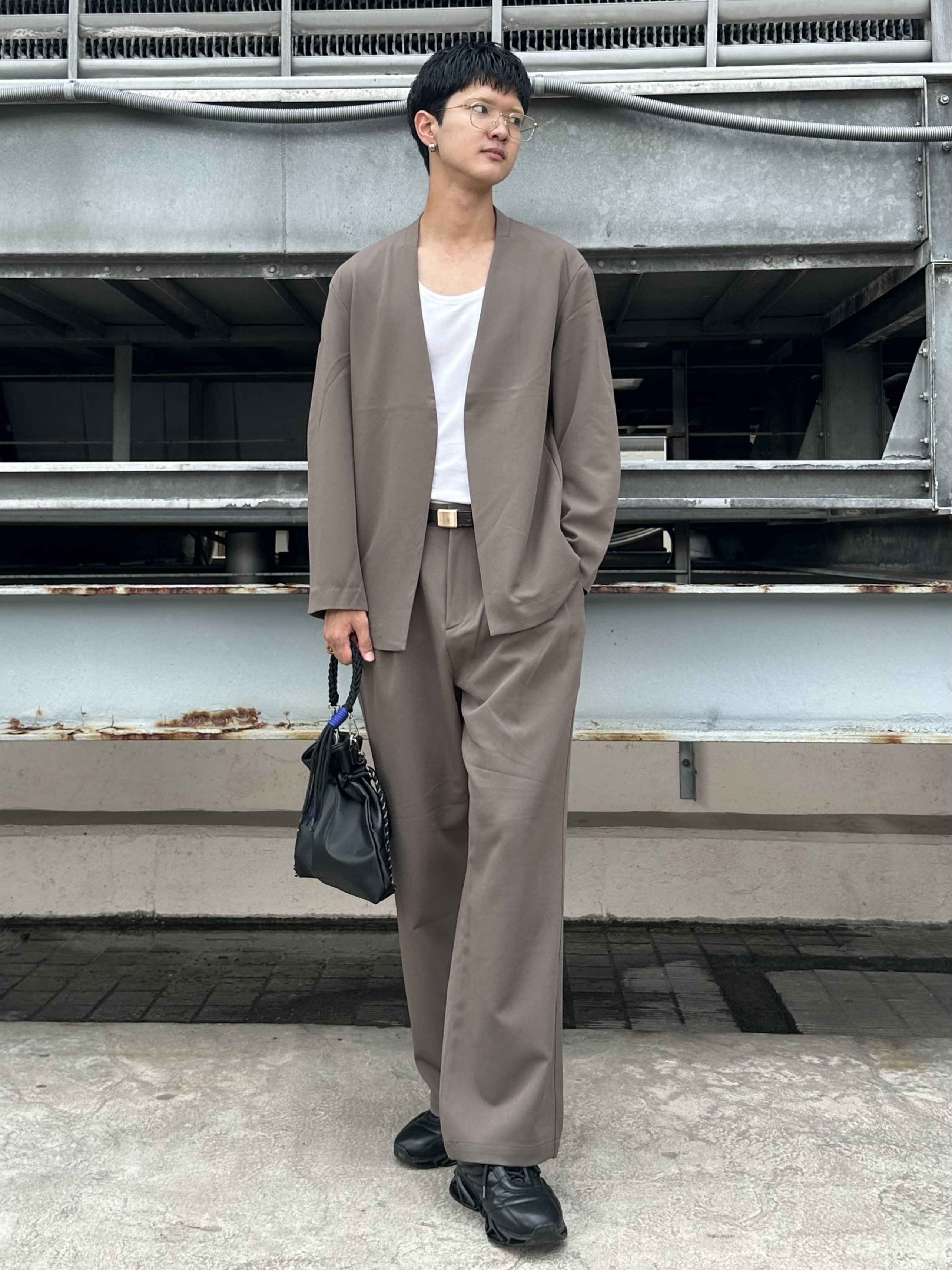 KOHEIさんの「tk.TAKEO KIKUCHI｜【防シワ／ストレッチ/セット対応可】smart shiftシリーズ バレルシルエットパンツ」を使ったコーディネート