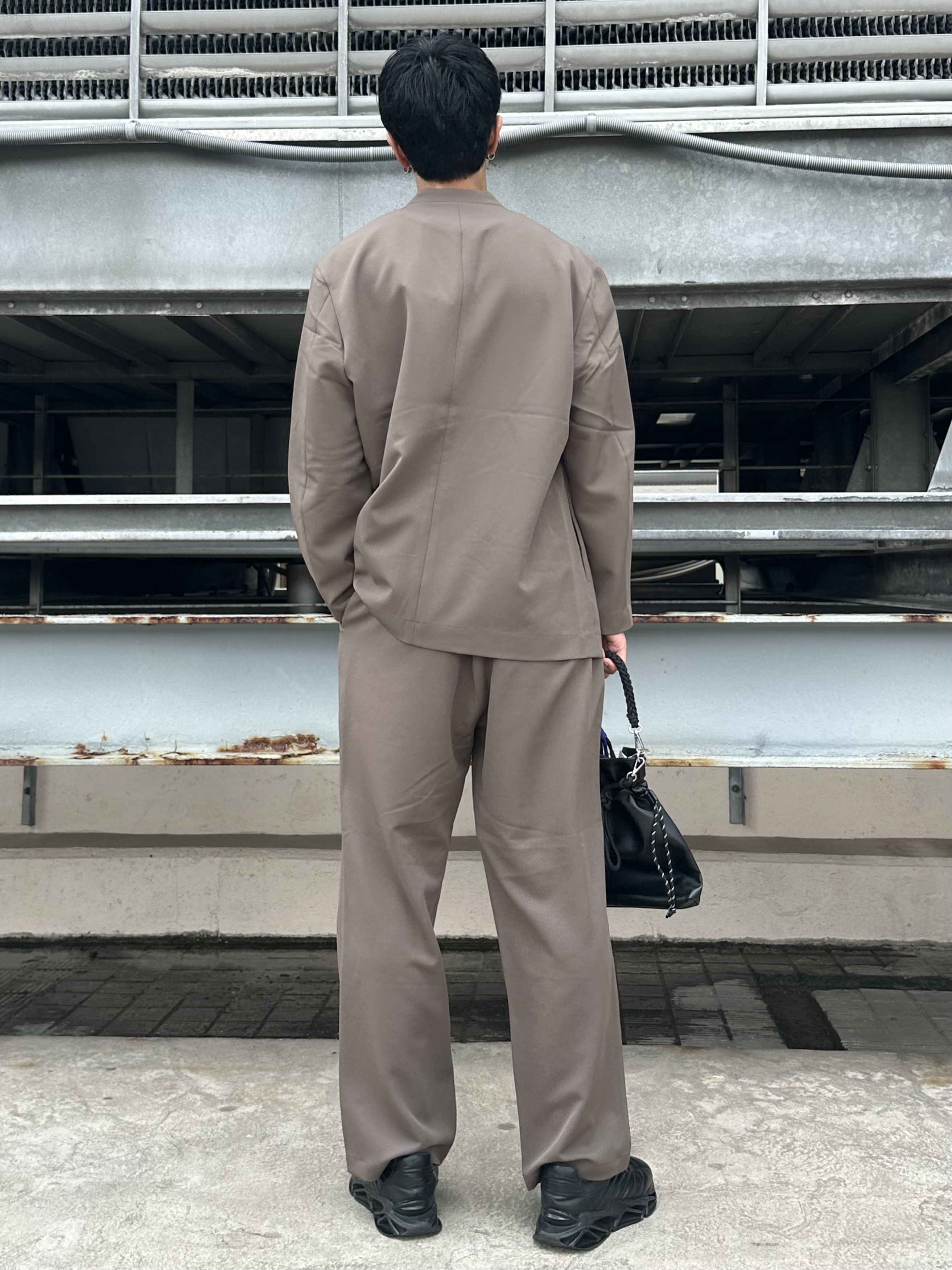KOHEIさんの「tk.TAKEO KIKUCHI｜【防シワ／ストレッチ/セット対応可】smart shiftシリーズ バレルシルエットパンツ」を使ったコーディネート