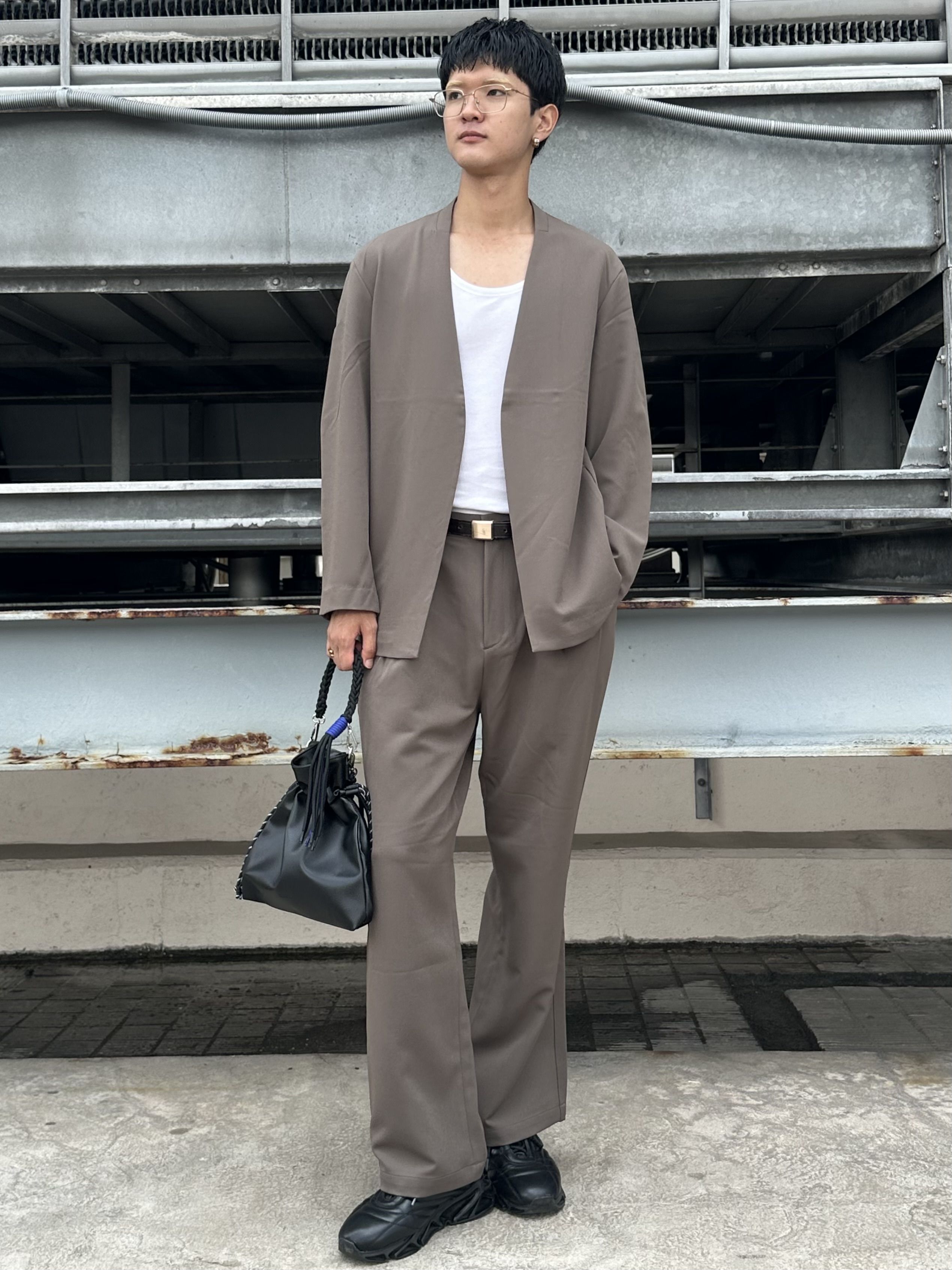 KOHEIさんの「tk.TAKEO KIKUCHI｜【防シワ／ストレッチ/セット対応可】smart shiftシリーズ バレルシルエットパンツ」を使ったコーディネート
