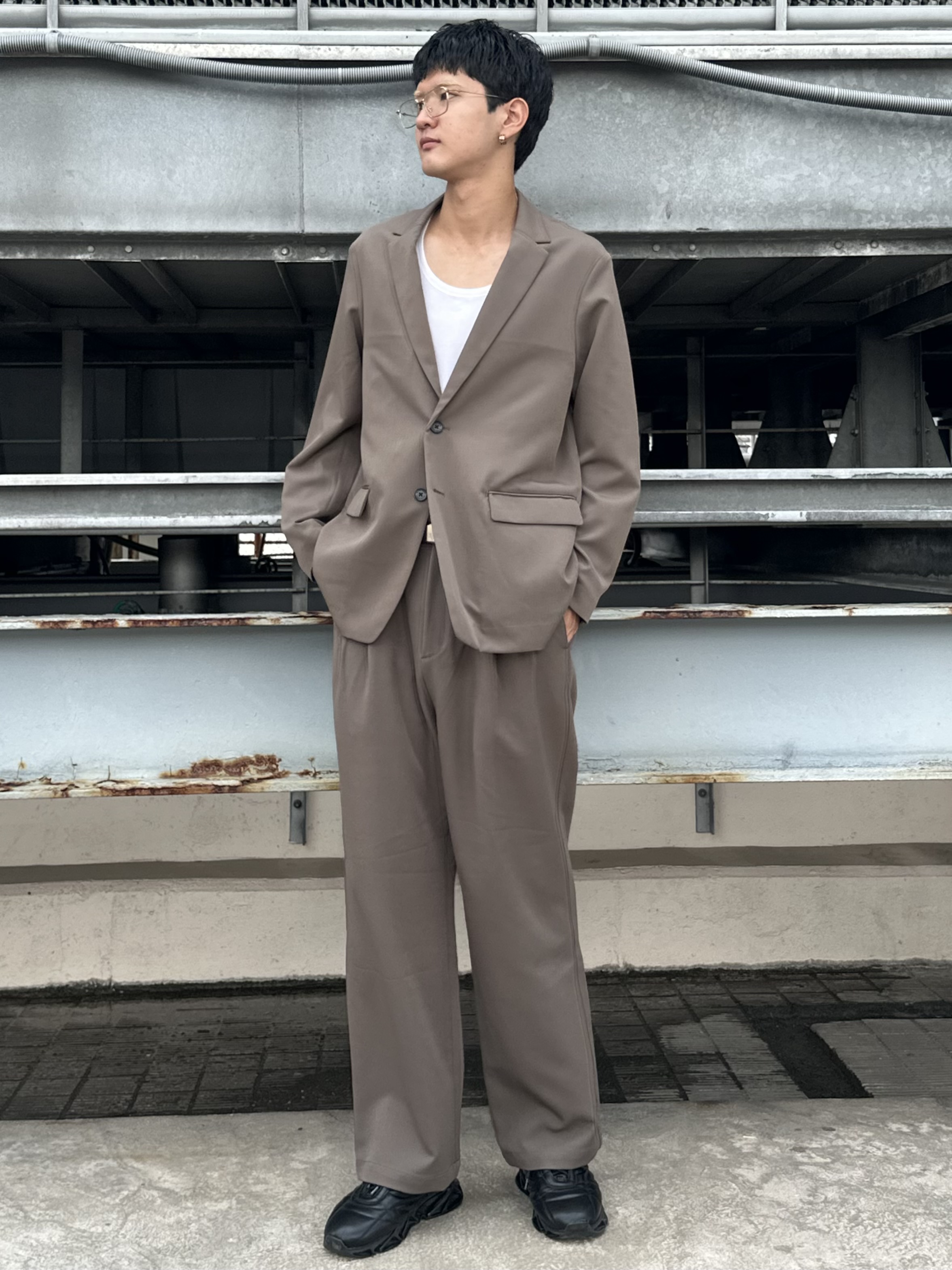 KOHEIさんの「tk.TAKEO KIKUCHI｜【防シワ／ストレッチ/セット対応可】smart shiftシリーズ バレルシルエットパンツ」を使ったコーディネート