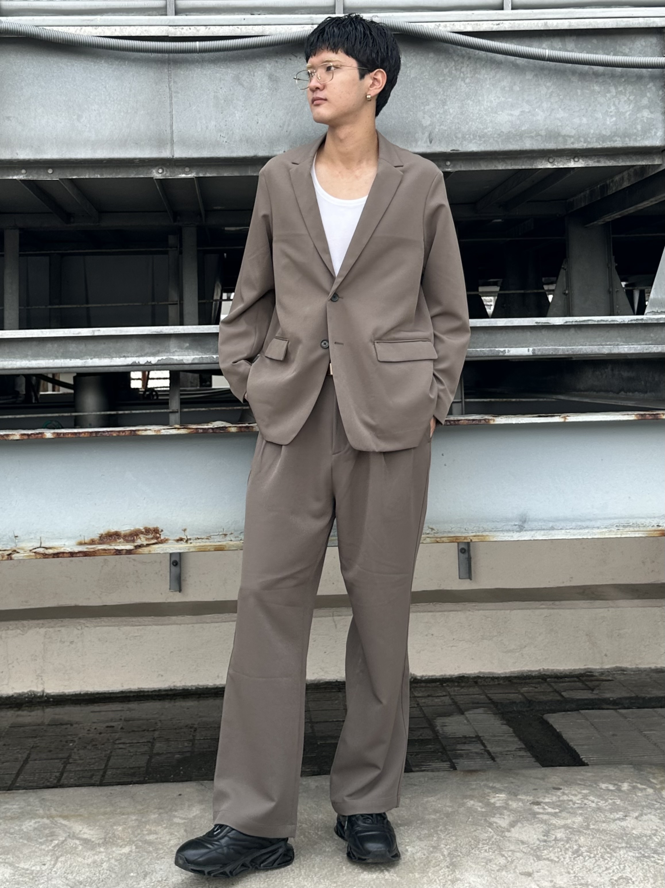 KOHEIさんの「tk.TAKEO KIKUCHI｜【防シワ／ストレッチ/セット対応可】smart shiftシリーズ バレルシルエットパンツ」を使ったコーディネート