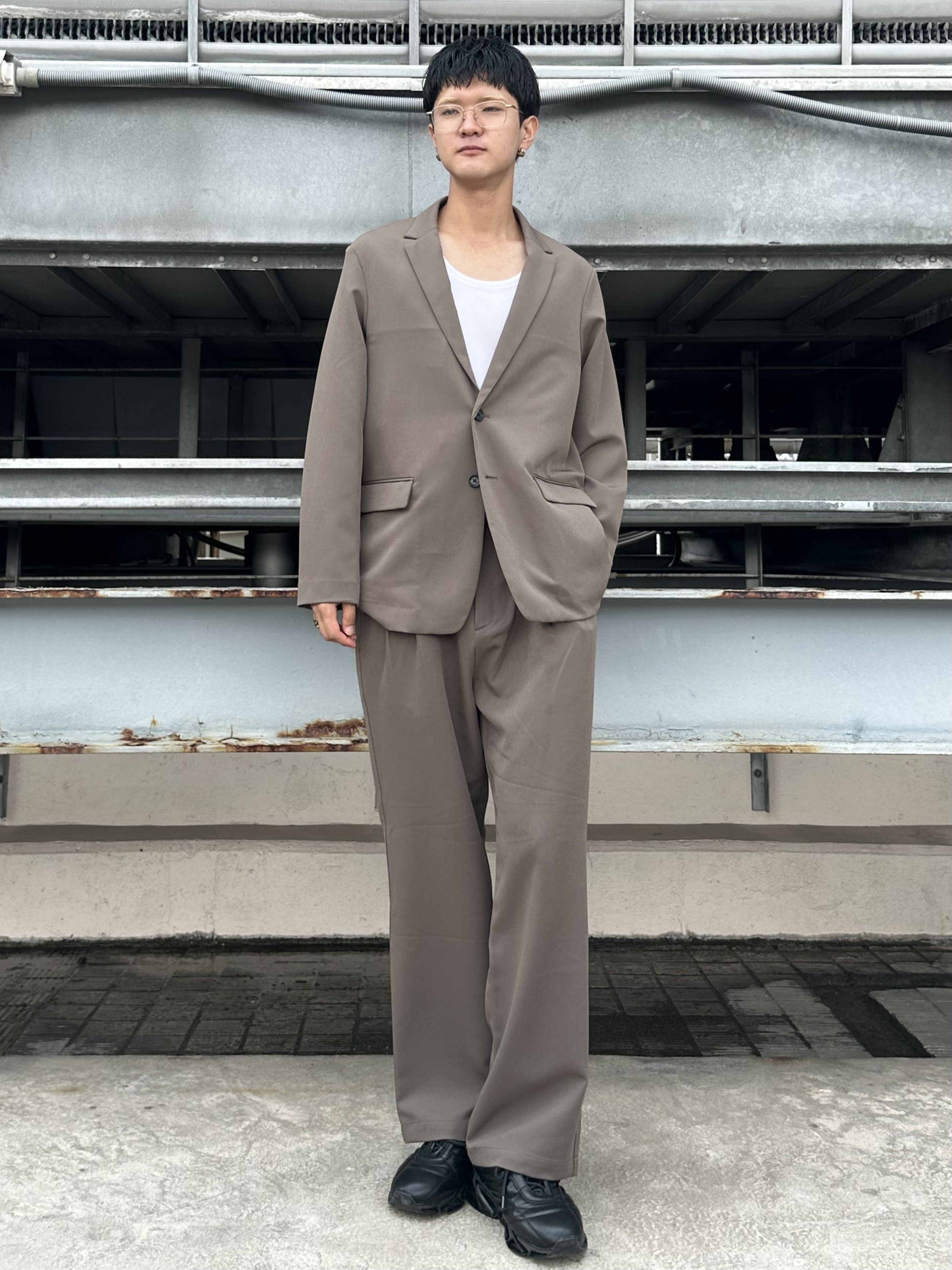 KOHEIさんの「tk.TAKEO KIKUCHI｜【防シワ／ストレッチ/セット対応可】smart shiftシリーズ バレルシルエットパンツ」を使ったコーディネート