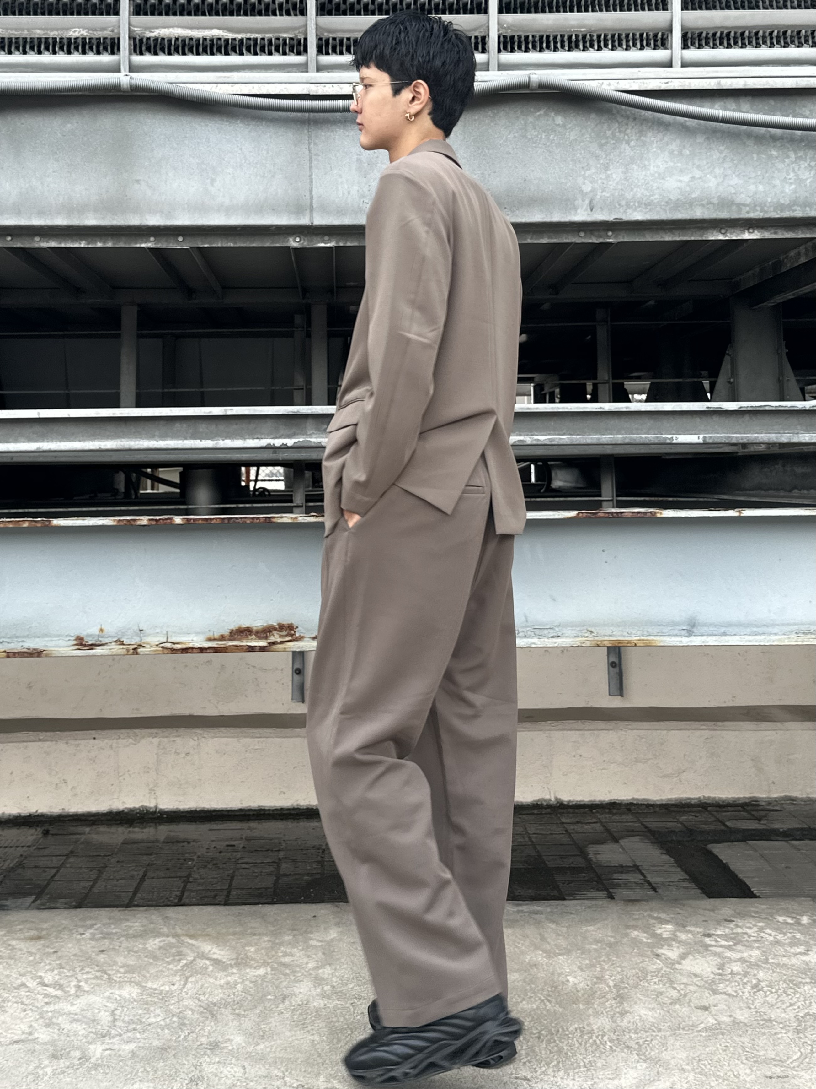 KOHEIさんの「tk.TAKEO KIKUCHI｜【防シワ／ストレッチ/セット対応可】smart shiftシリーズ バレルシルエットパンツ」を使ったコーディネート
