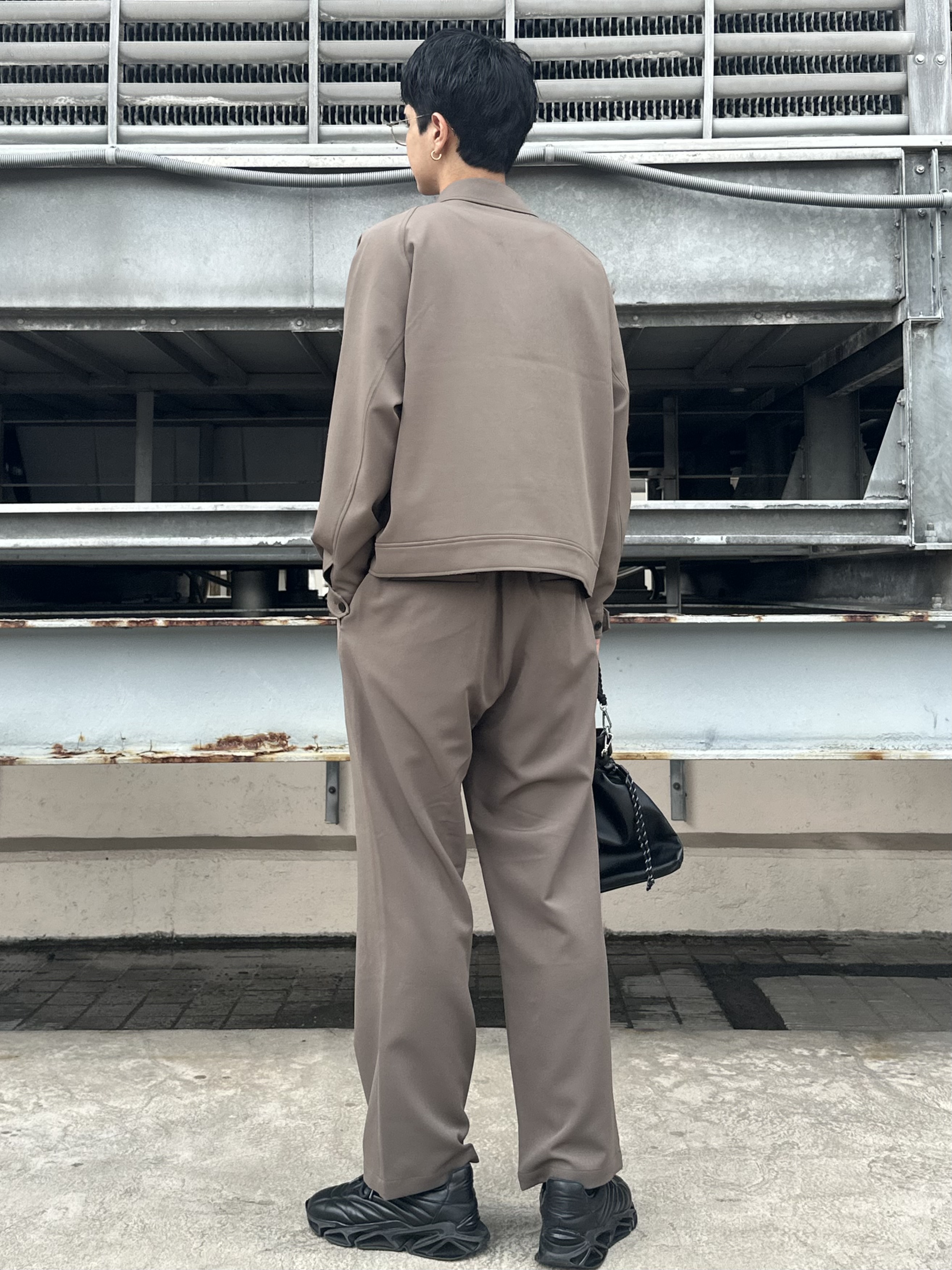 KOHEIさんの「tk.TAKEO KIKUCHI｜【防シワ／ストレッチ/セット対応可】smart shiftシリーズ バレルシルエットパンツ」を使ったコーディネート