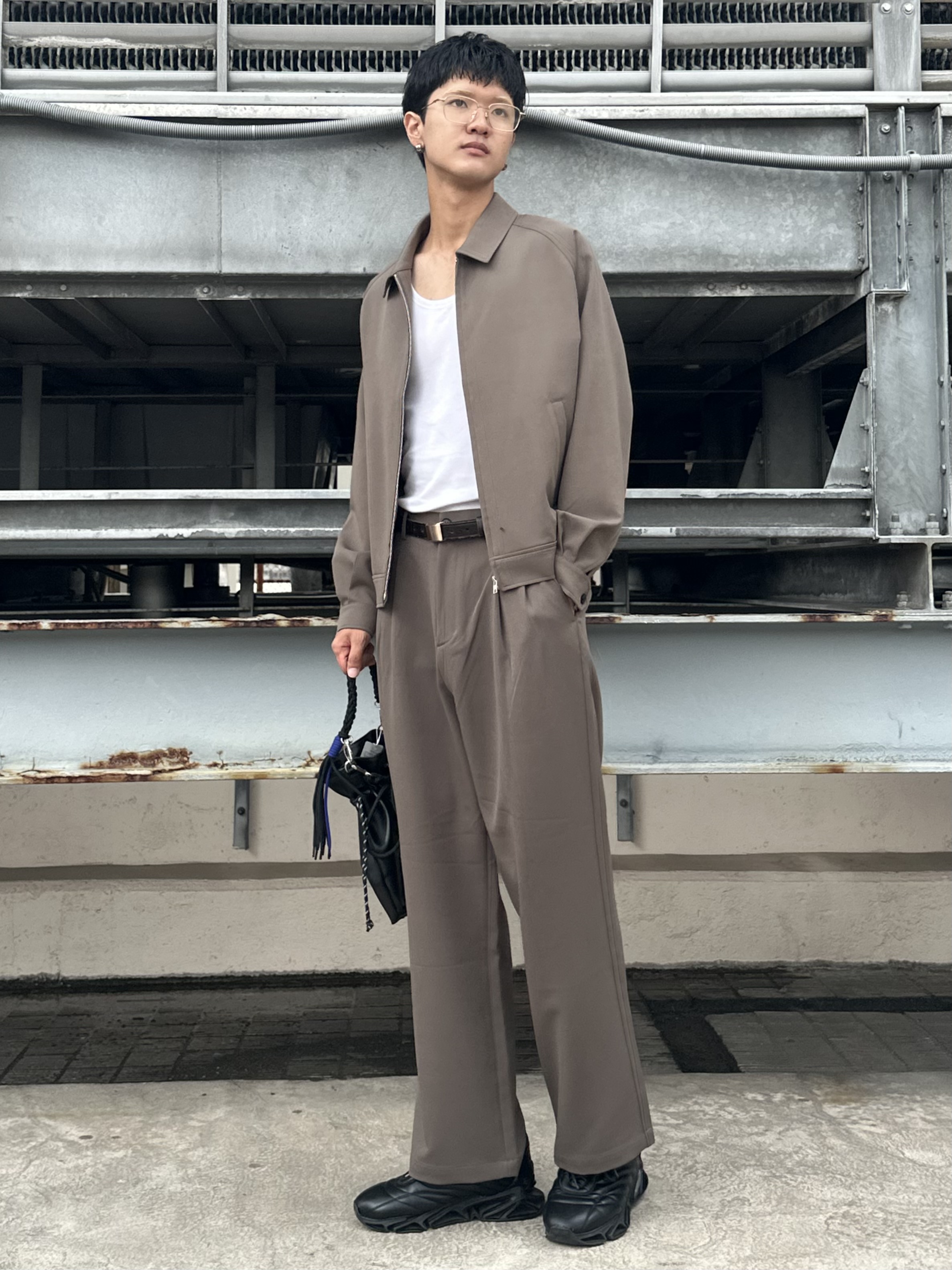 KOHEIさんの「tk.TAKEO KIKUCHI｜【防シワ／ストレッチ/セット対応可】smart shiftシリーズ バレルシルエットパンツ」を使ったコーディネート