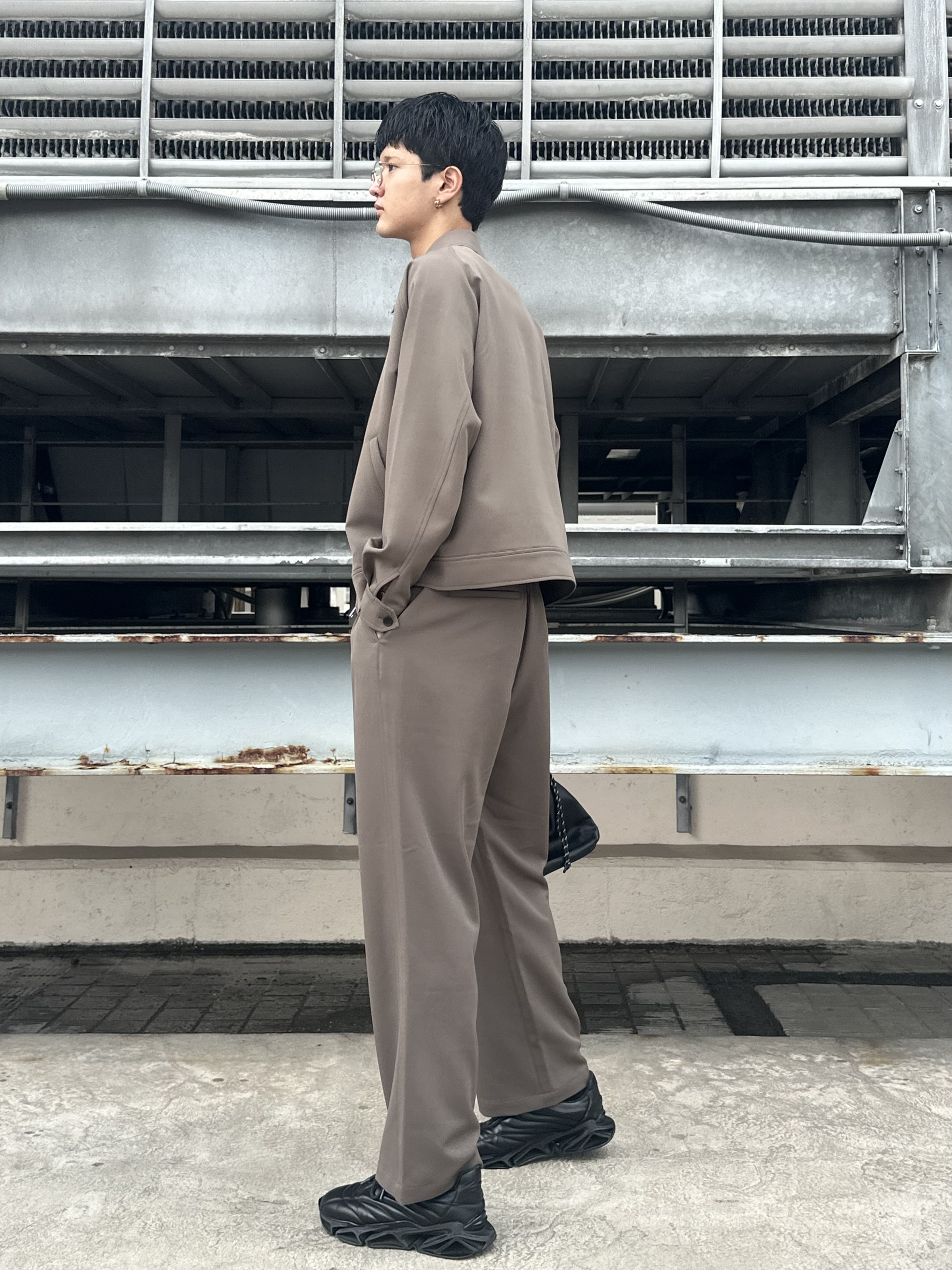 KOHEIさんの「tk.TAKEO KIKUCHI｜【防シワ／ストレッチ/セット対応可】smart shiftシリーズ バレルシルエットパンツ」を使ったコーディネート