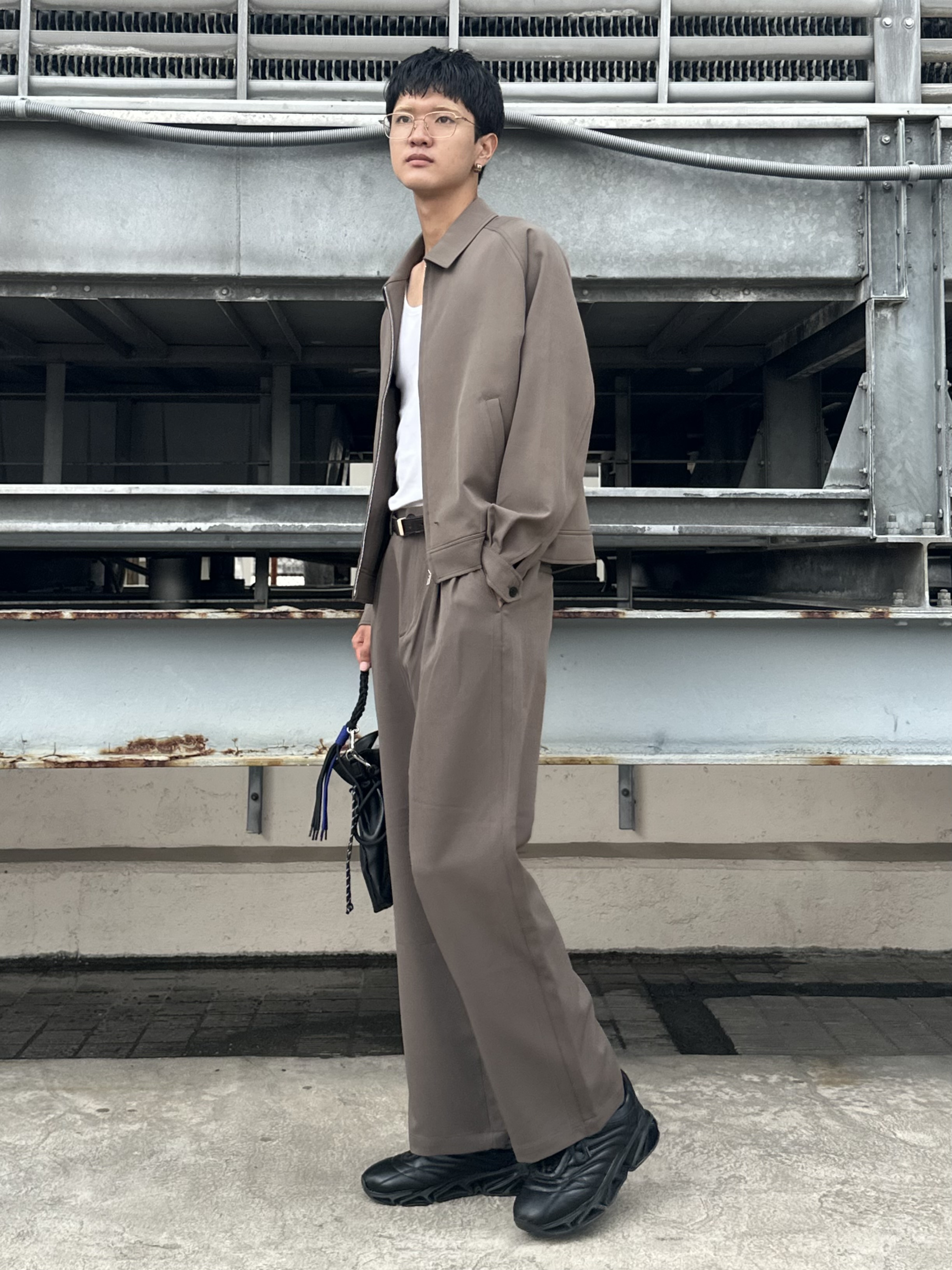 KOHEIさんの「tk.TAKEO KIKUCHI｜【防シワ／ストレッチ/セット対応可】smart shiftシリーズ バレルシルエットパンツ」を使ったコーディネート