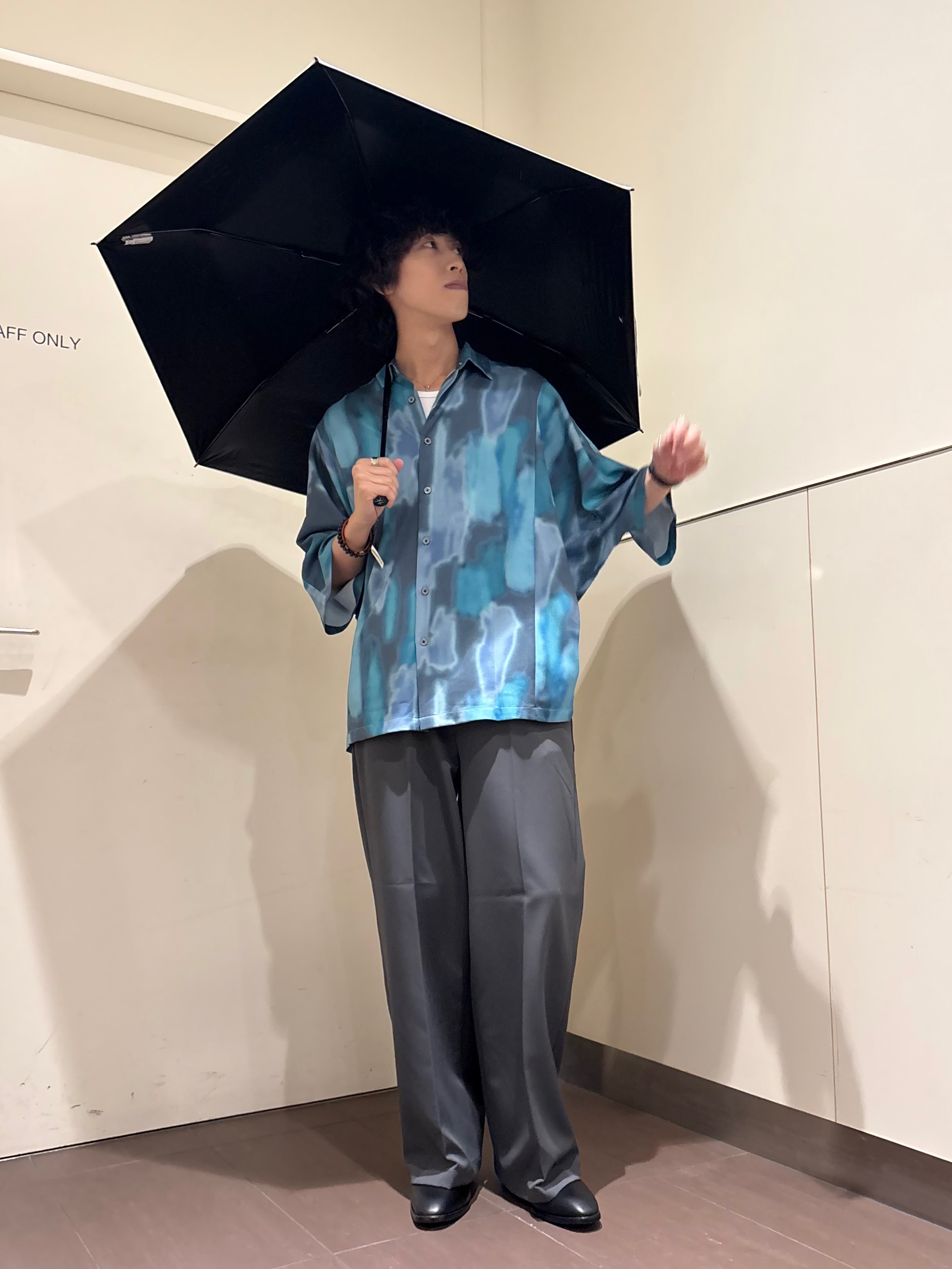 ナノシーさんの「tk.TAKEO KIKUCHI｜【今、売れています。】アブストラクトドルマンとろみシャツ/さらっとタッチ/ドレープ/美シルエット/総」を使ったコーディネート