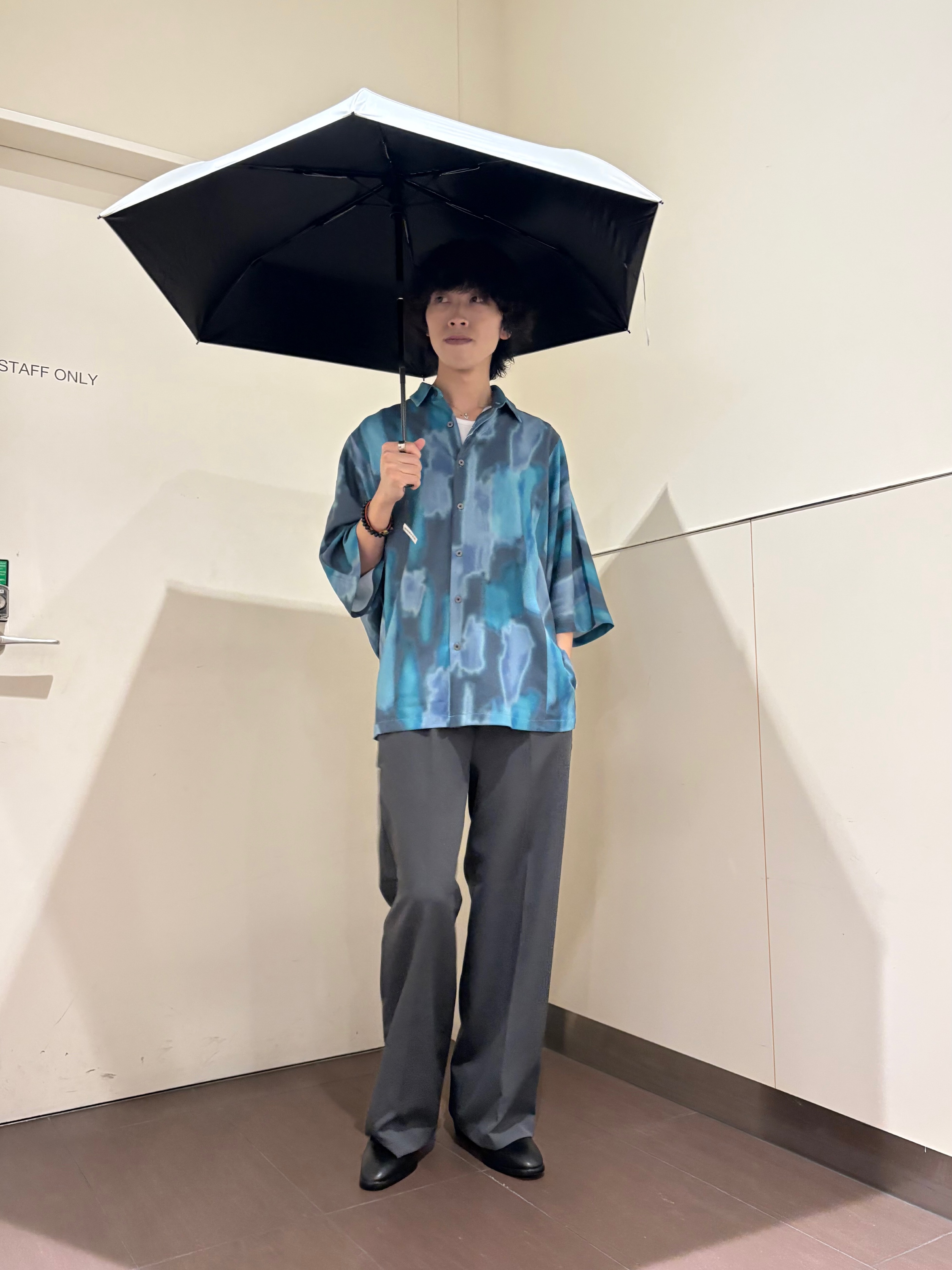 ナノシーさんの「tk.TAKEO KIKUCHI｜【今、売れています。】アブストラクトドルマンとろみシャツ/さらっとタッチ/ドレープ/美シルエット/総」を使ったコーディネート
