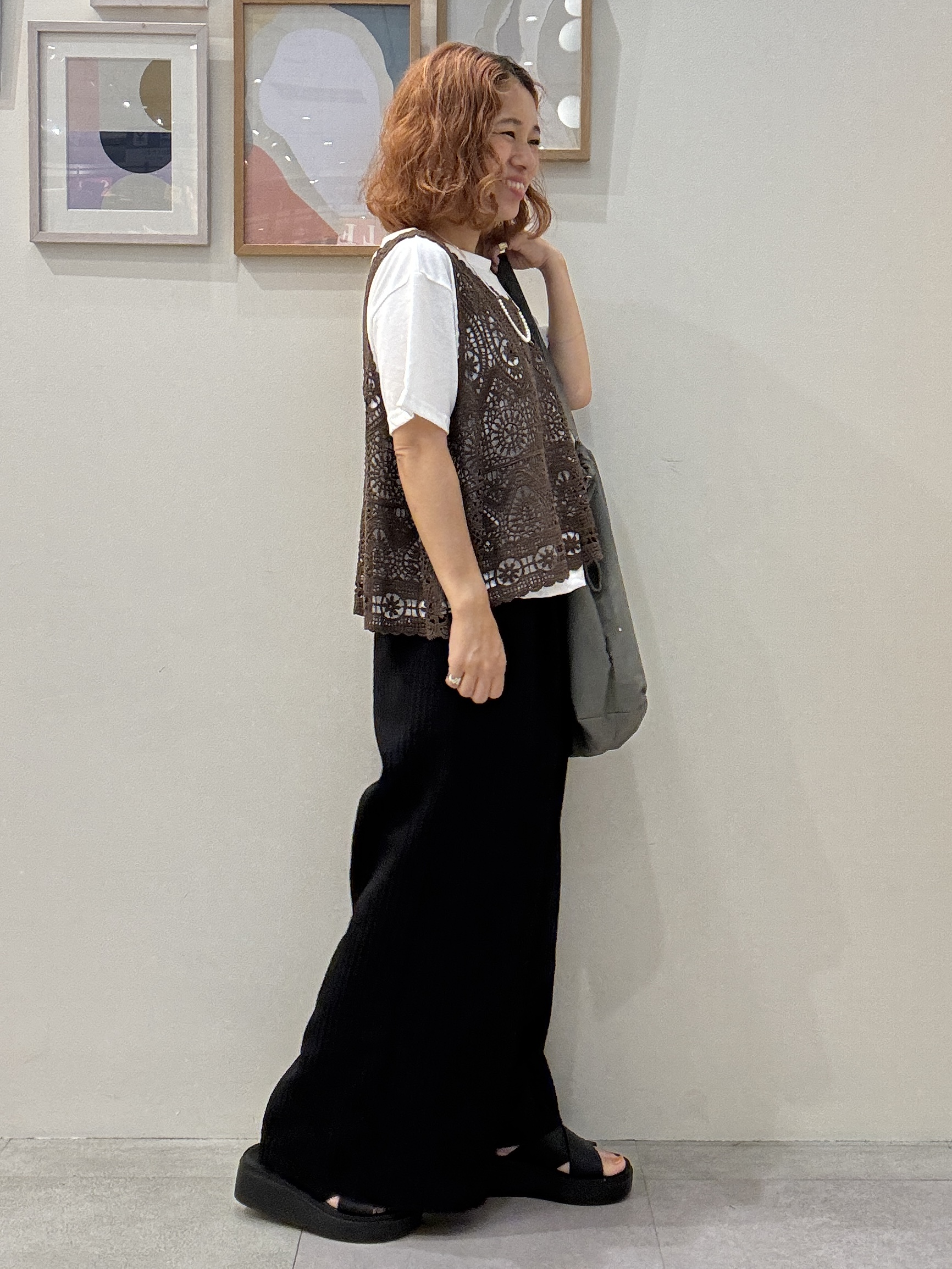 たけぴさんの「SHOO･LA･RUE｜【2点セット/体型カバー】瞬間レイヤードコーデが完成 クロシェ編みベスト+ロゴT」を使ったコーディネート