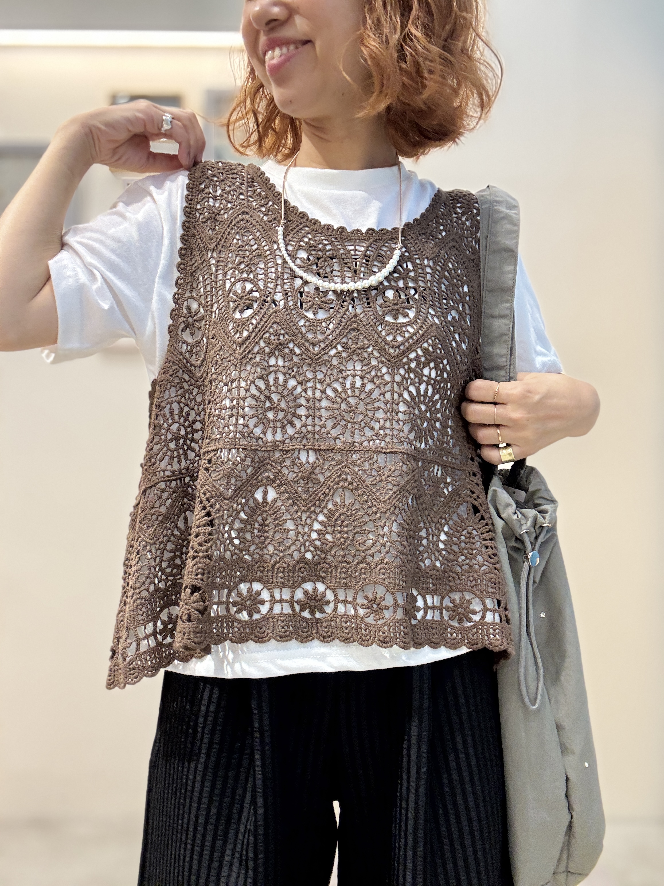 たけぴさんの「SHOO･LA･RUE｜【2点セット/体型カバー】瞬間レイヤードコーデが完成 クロシェ編みベスト+ロゴT」を使ったコーディネート
