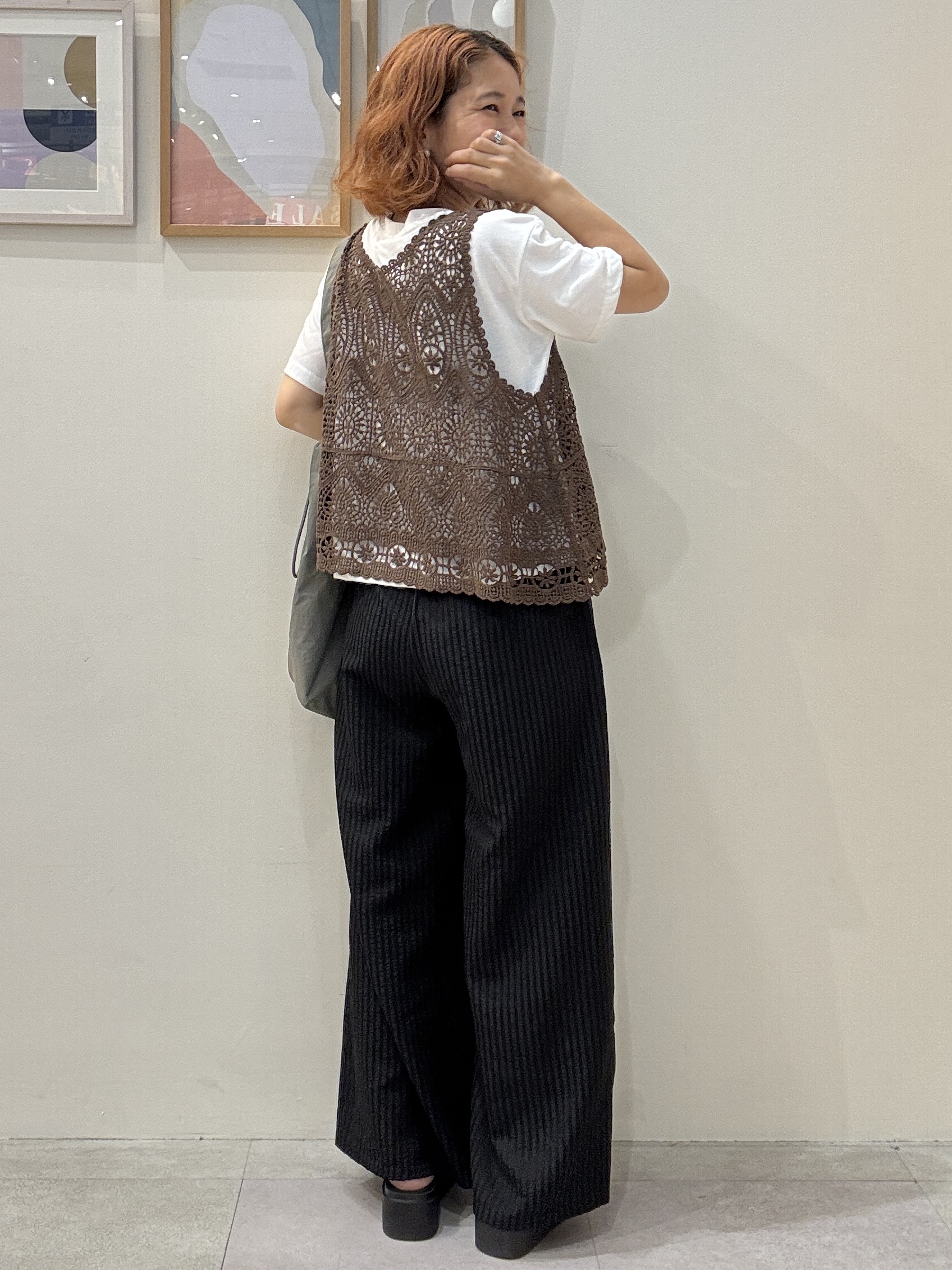 たけぴさんの「SHOO･LA･RUE｜【2点セット/体型カバー】瞬間レイヤードコーデが完成 クロシェ編みベスト+ロゴT」を使ったコーディネート