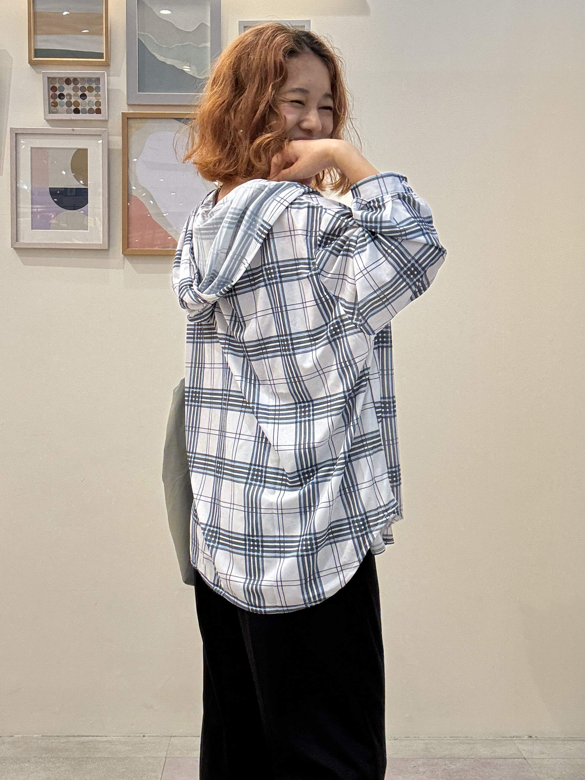 たけぴさんの「SHOO･LA･RUE｜【洗濯機可/体型カバー】程よい透け感の ゆるシア―シャツパーカ」を使ったコーディネート