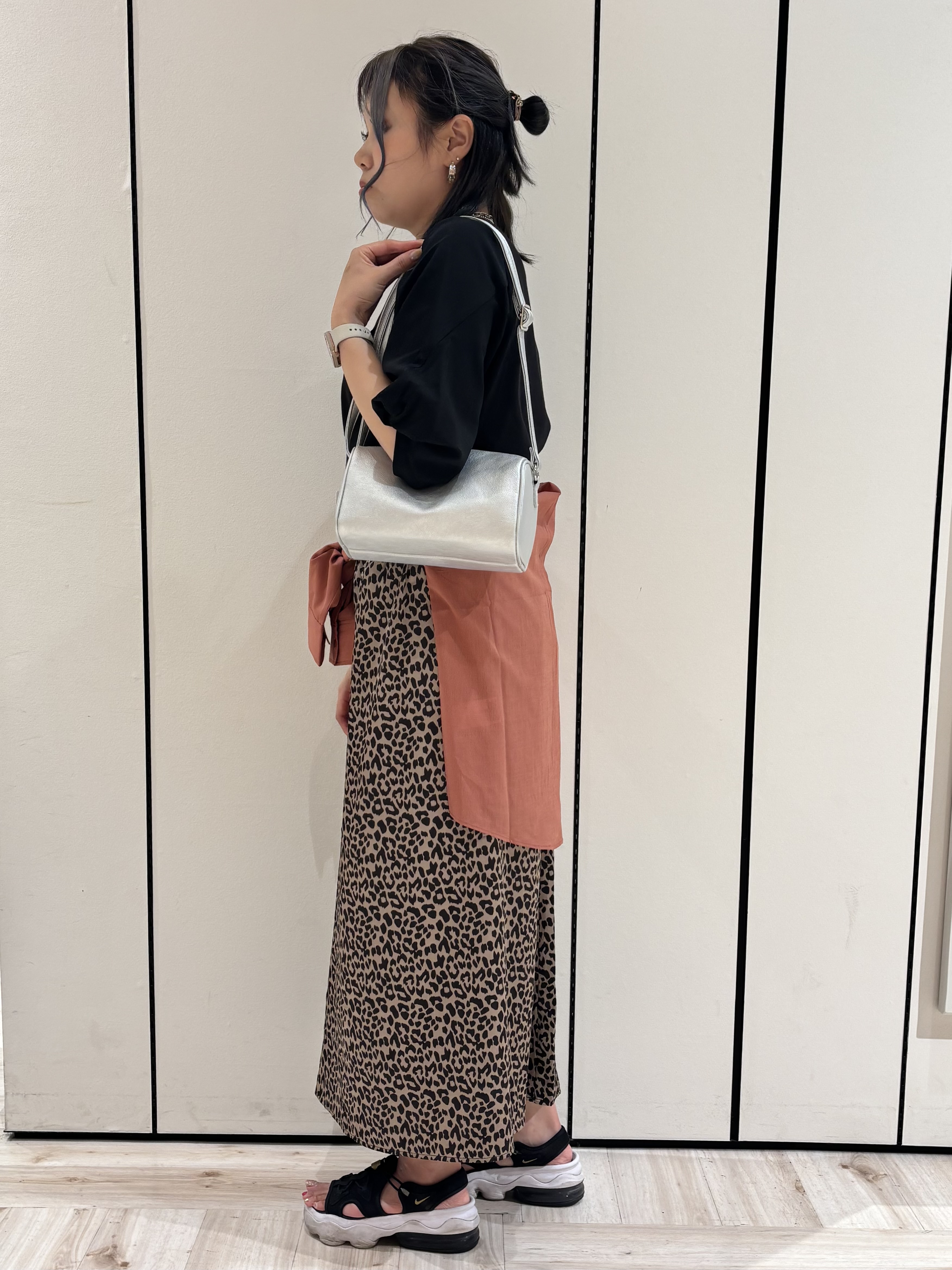 加藤春菜さんの「SHOO･LA･RUE｜【S-LL/洗濯機可/二の腕カバー】楽に上品見え ツイストスリーブトップス」を使ったコーディネート