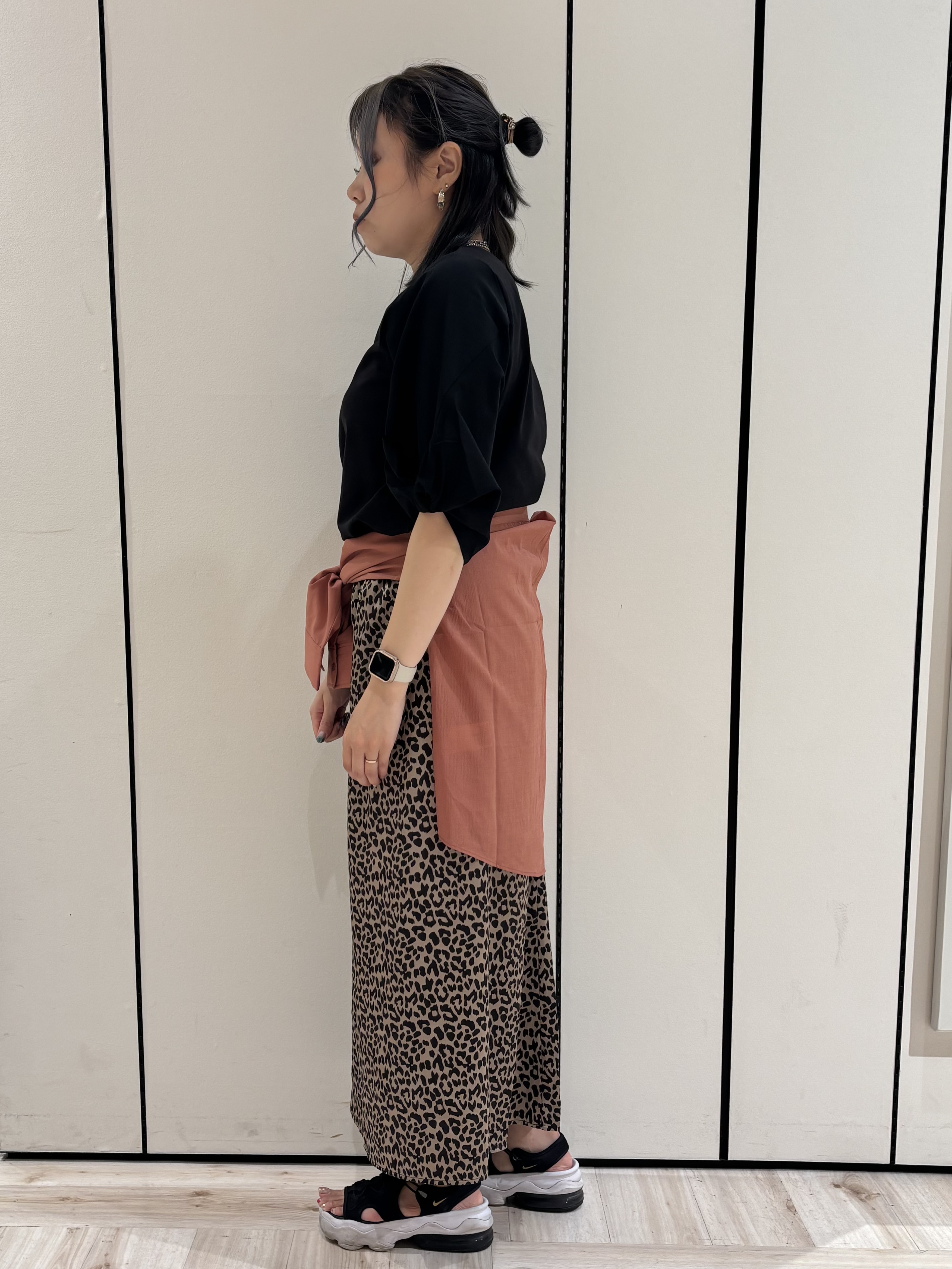 加藤春菜さんの「SHOO･LA･RUE｜【S-LL/洗濯機可/二の腕カバー】楽に上品見え ツイストスリーブトップス」を使ったコーディネート