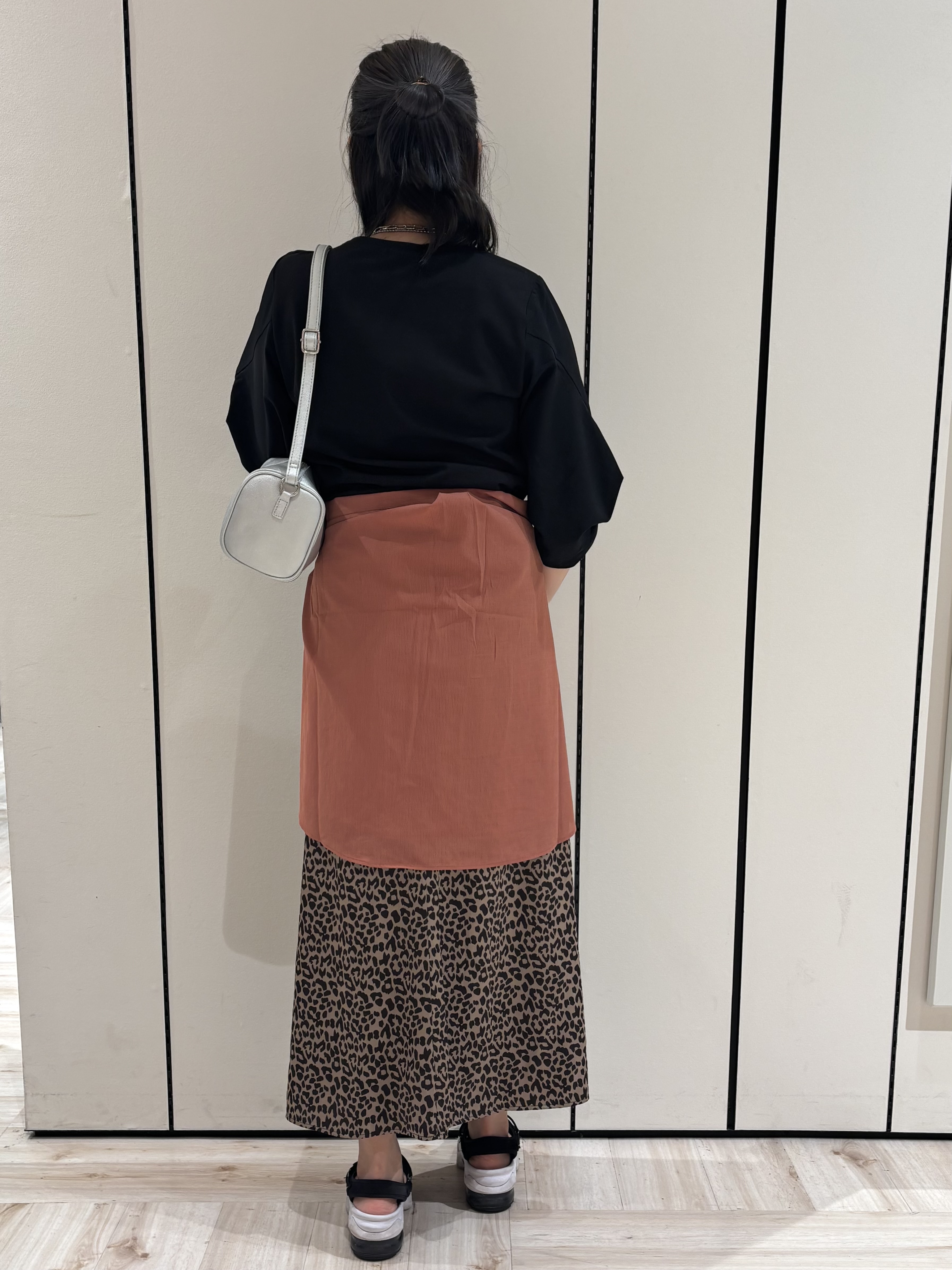 加藤春菜さんの「SHOO･LA･RUE｜【S-LL/洗濯機可/二の腕カバー】楽に上品見え ツイストスリーブトップス」を使ったコーディネート