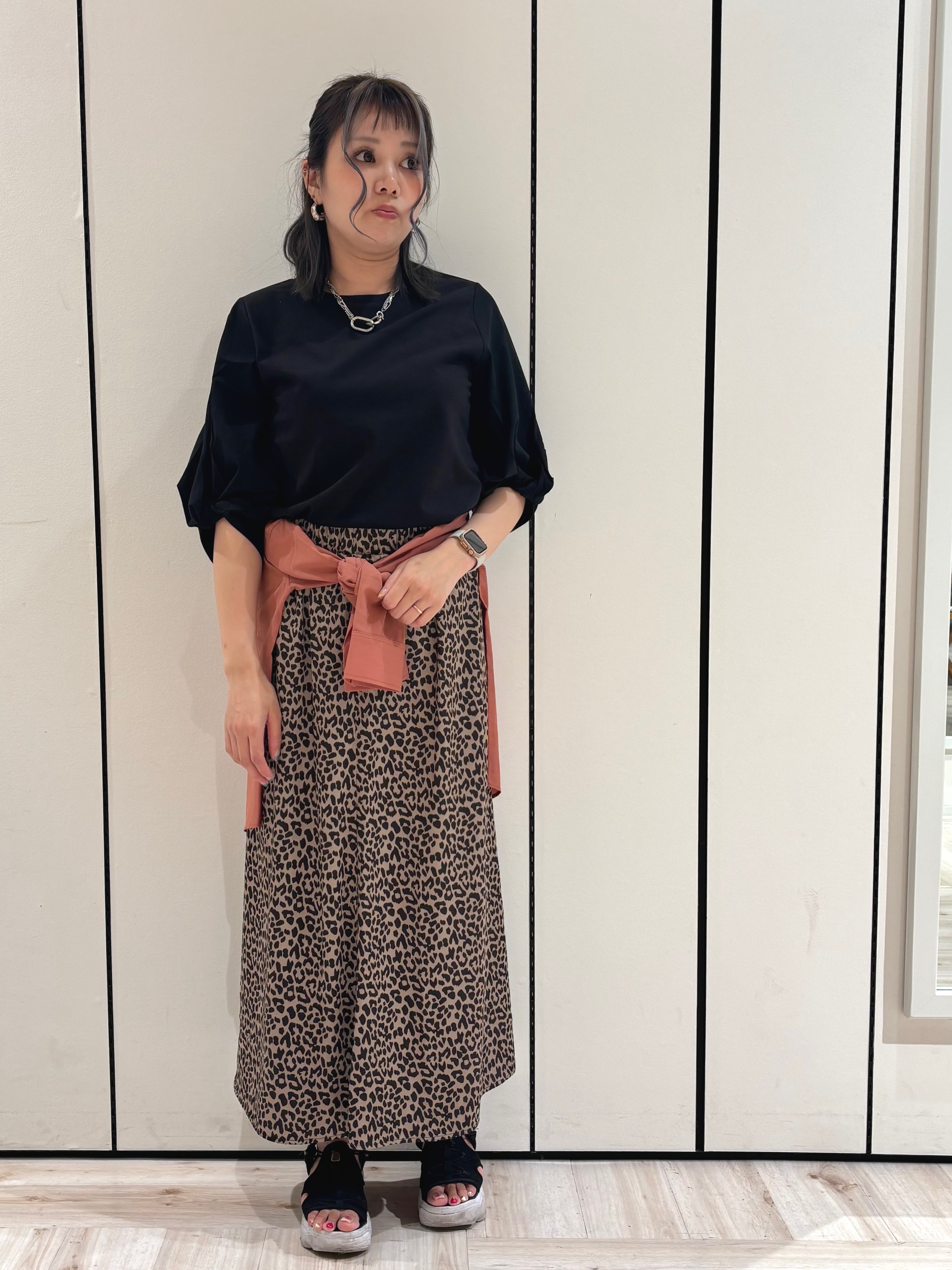 加藤春菜さんの「SHOO･LA･RUE｜【S-LL/洗濯機可/二の腕カバー】楽に上品見え ツイストスリーブトップス」を使ったコーディネート