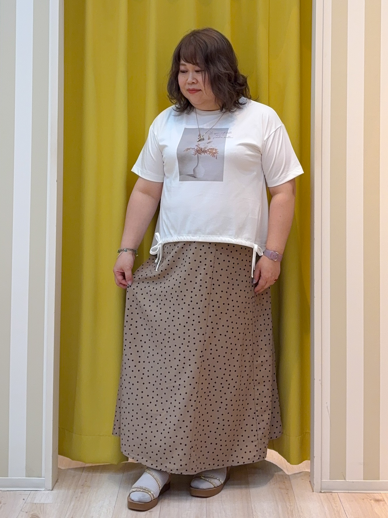 kotoさんさんの「SHOO･LA･RUE｜【洗濯機可/体型カバー】プリントデザインが目を惹く 裾シャーリングTシャツ」を使ったコーディネート