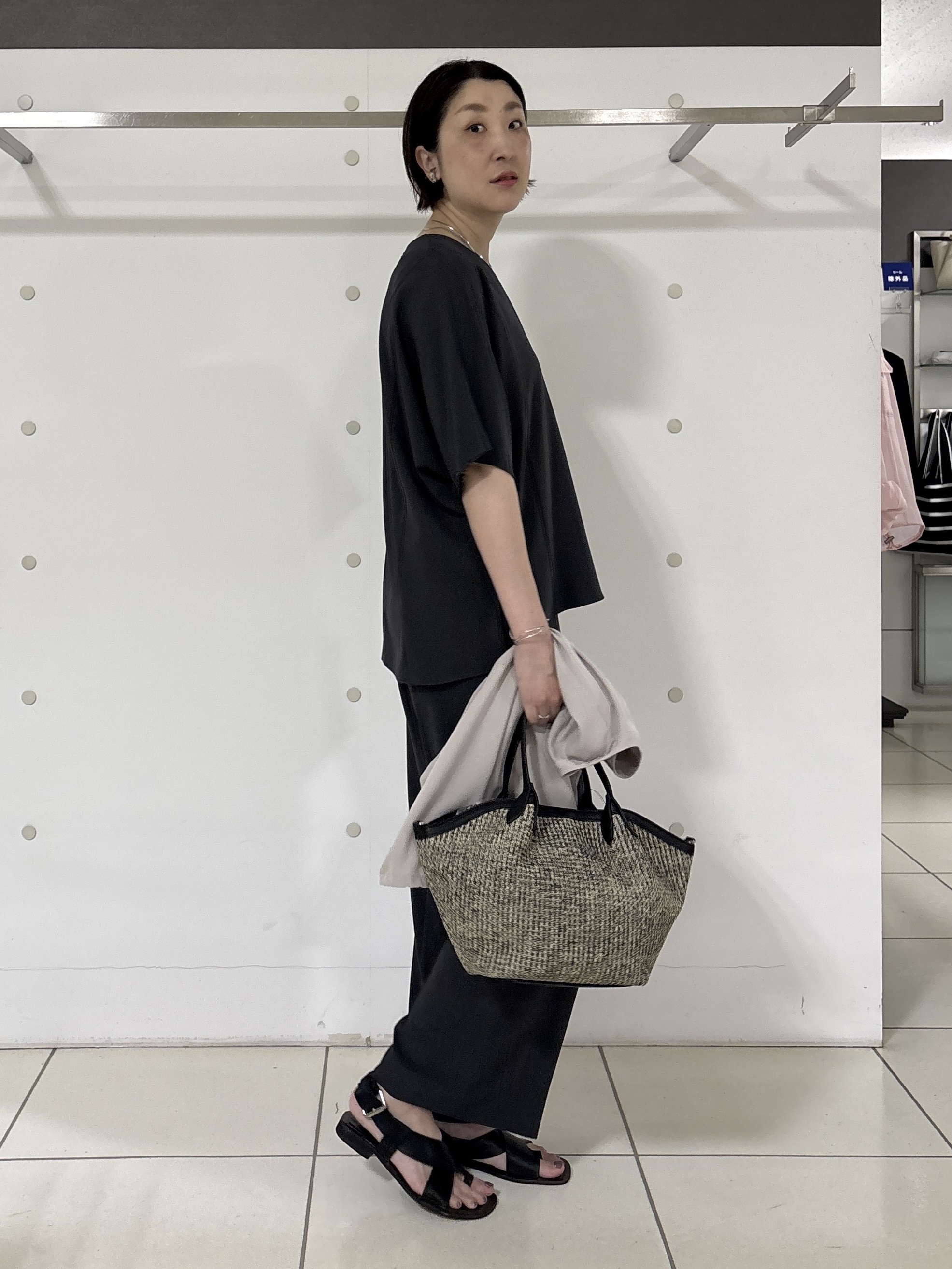 yuriさんの「INDIVI｜【2WAY】ペーパーミドルバッグ」を使ったコーディネート