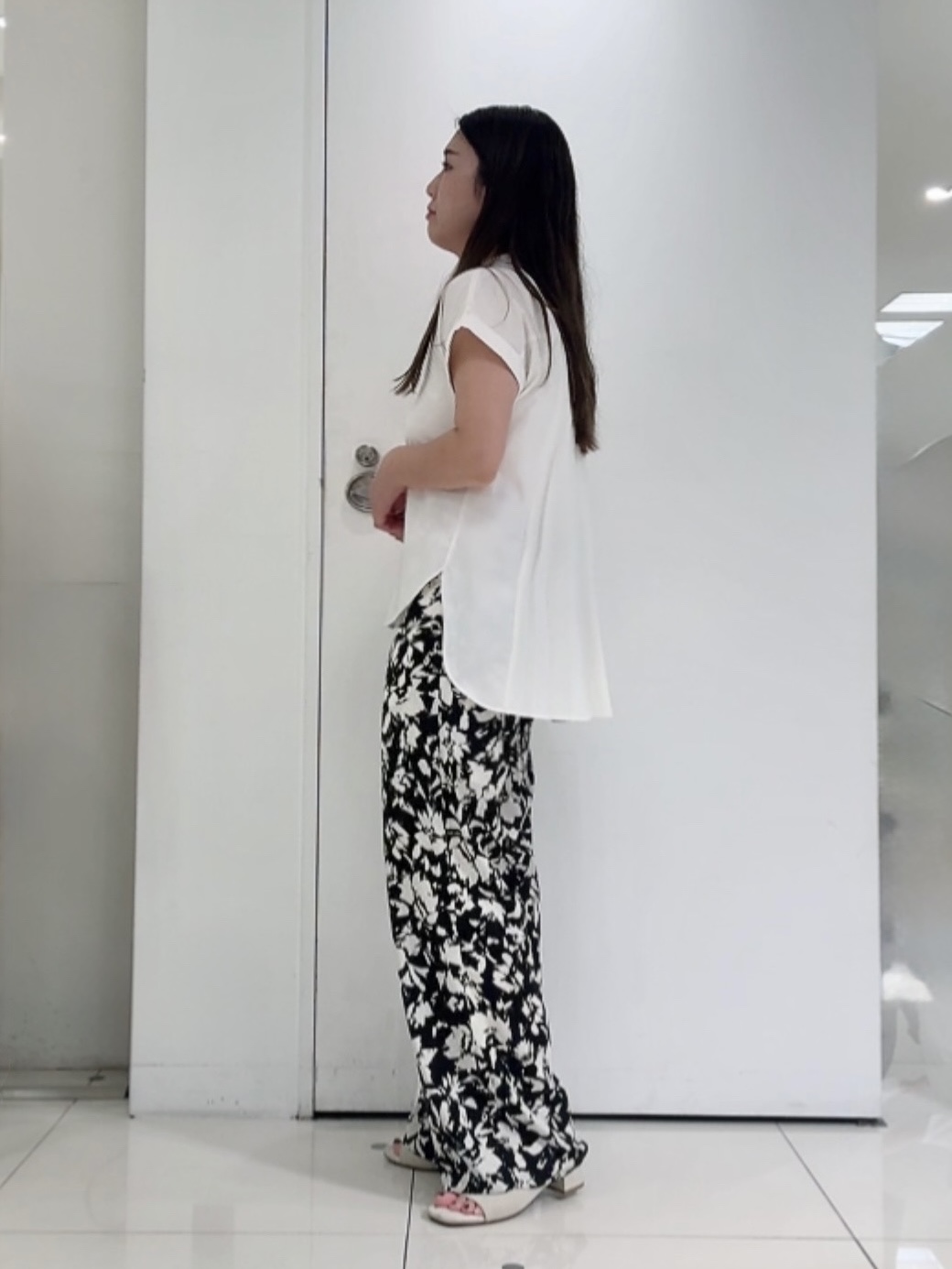 なかじさんの「UNTITLED｜モザイクフラワープリントパンツ」を使ったコーディネート