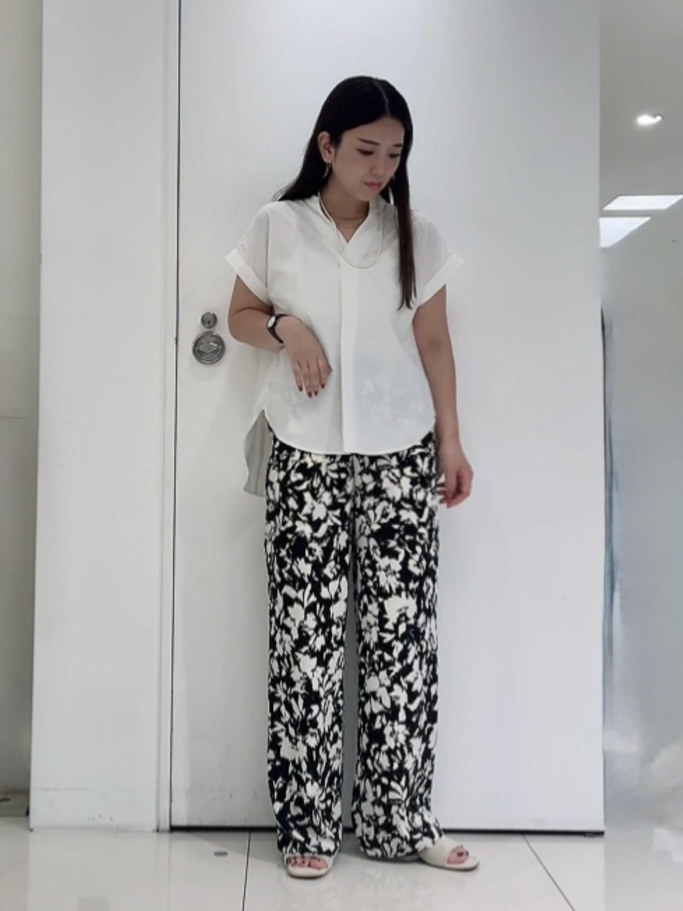 なかじさんの「UNTITLED｜モザイクフラワープリントパンツ」を使ったコーディネート
