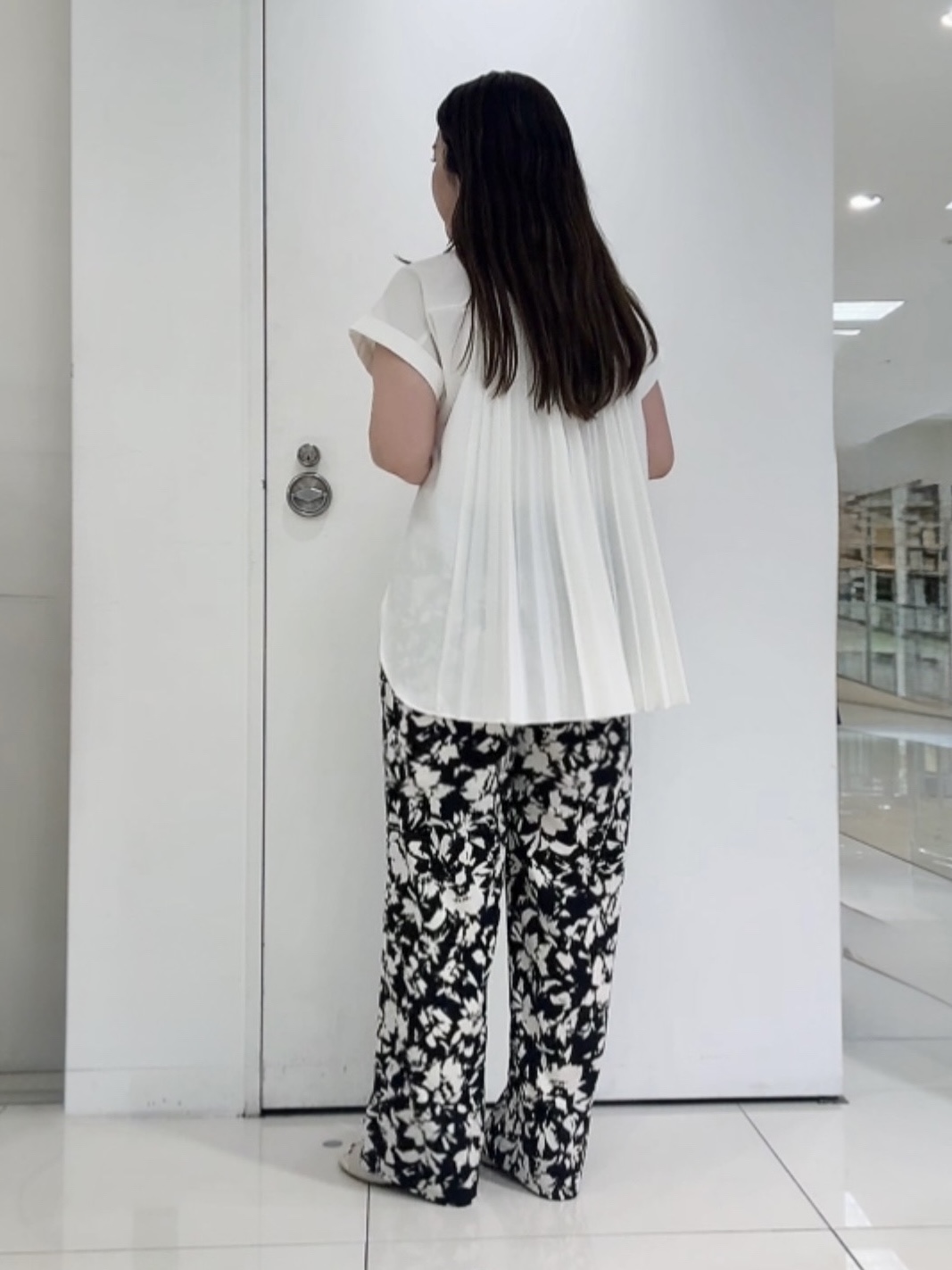 なかじさんの「UNTITLED｜モザイクフラワープリントパンツ」を使ったコーディネート