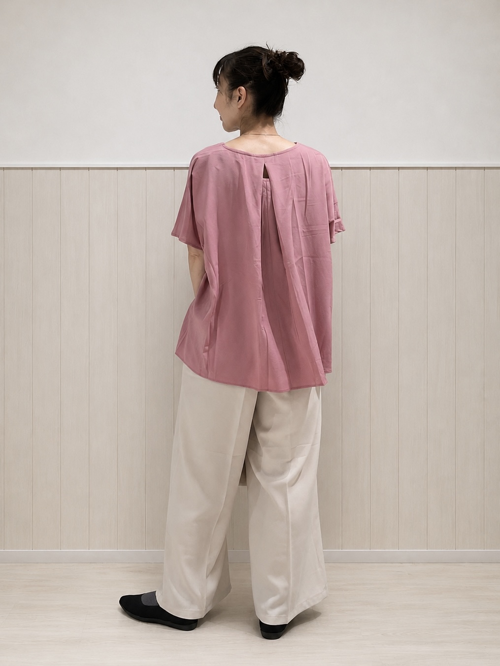 まつみさんの「SHOO･LA･RUE｜【体型カバー/S-LL】後ろ姿も映える 異素材ドッキングトップス」を使ったコーディネート