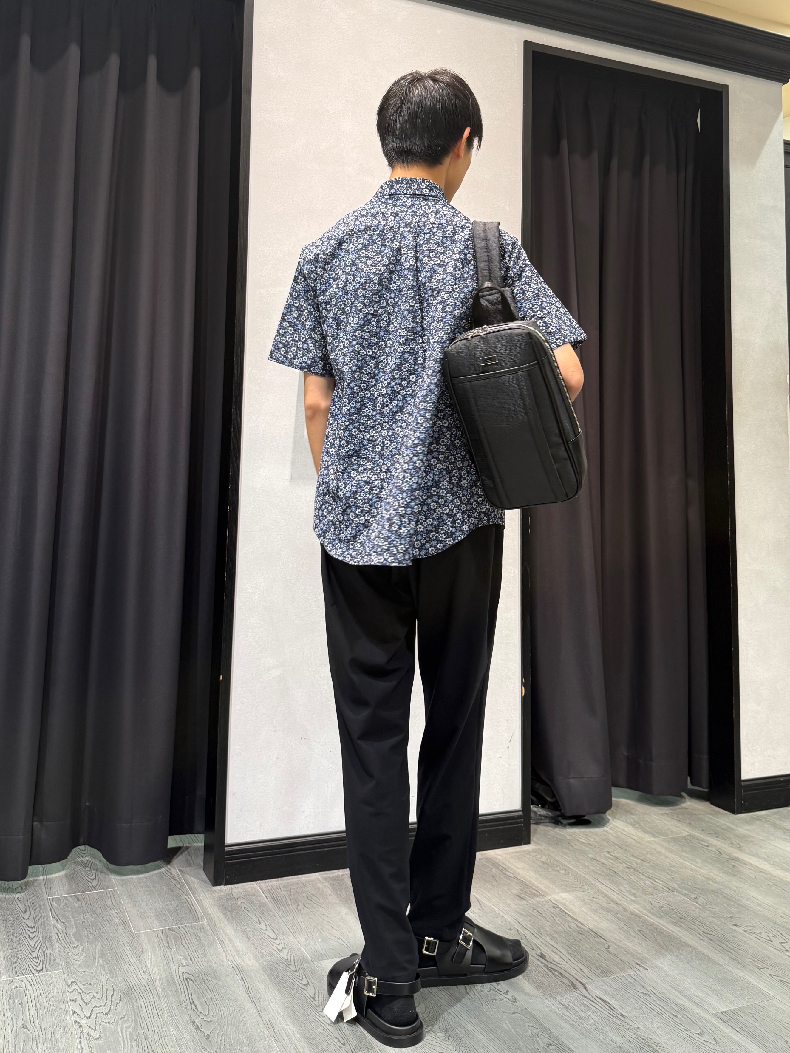 uekuboさんの「TAKEO KIKUCHI｜リップル小花シャツ」を使ったコーディネート