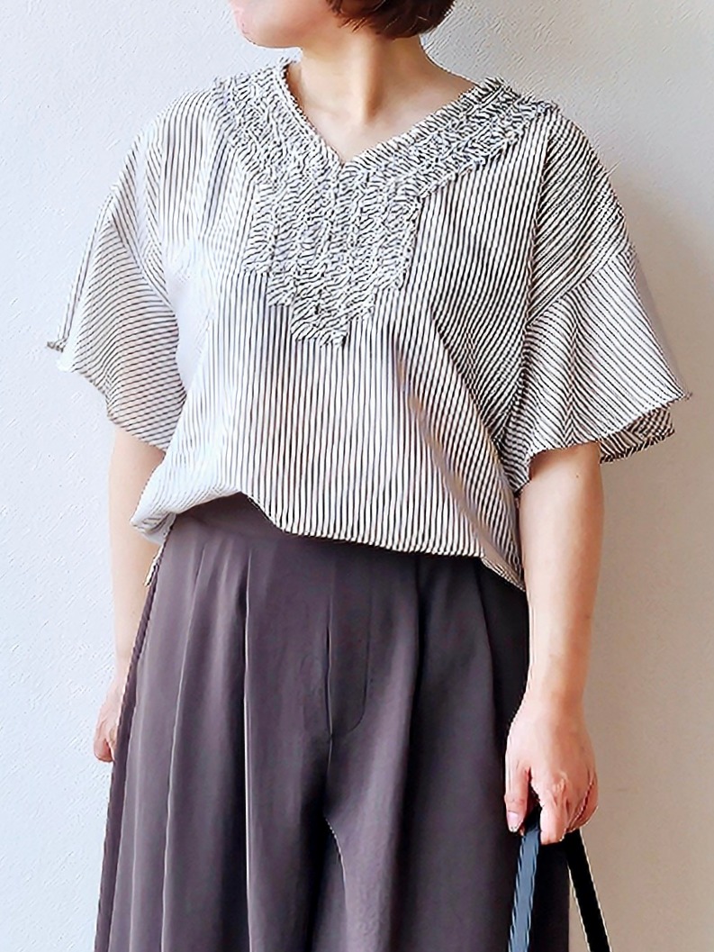 やじまさんの「UNTITLED｜【接触冷感/通気性/洗える】Vネックフリルブラウス」を使ったコーディネート
