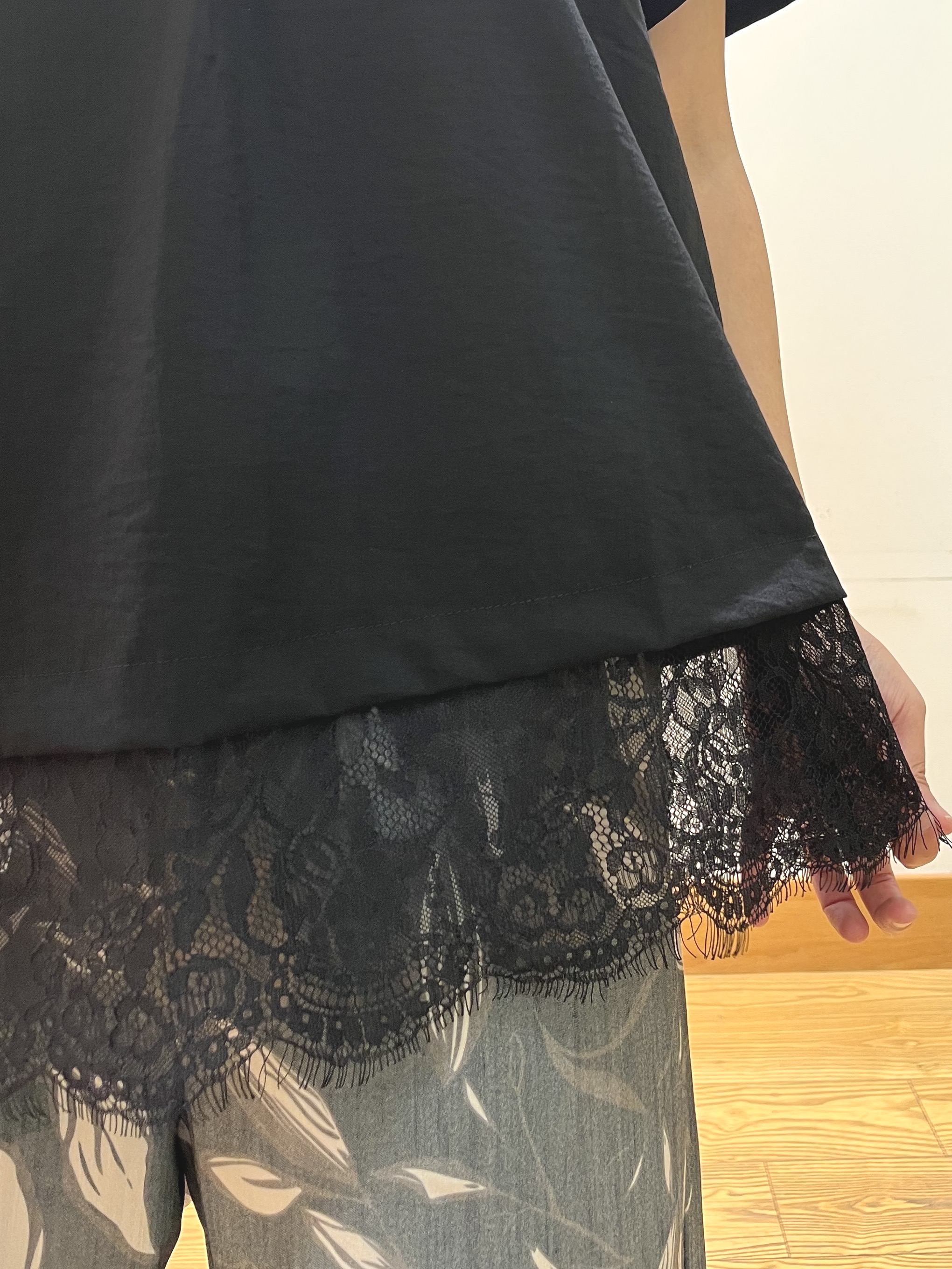 ゆっきーさんの「SHOO･LA･RUE｜【S-LL/洗濯機可】軽凛(かろりん) 楽に着られて上品 裾レーススキッパーブラウス」を使ったコーディネート