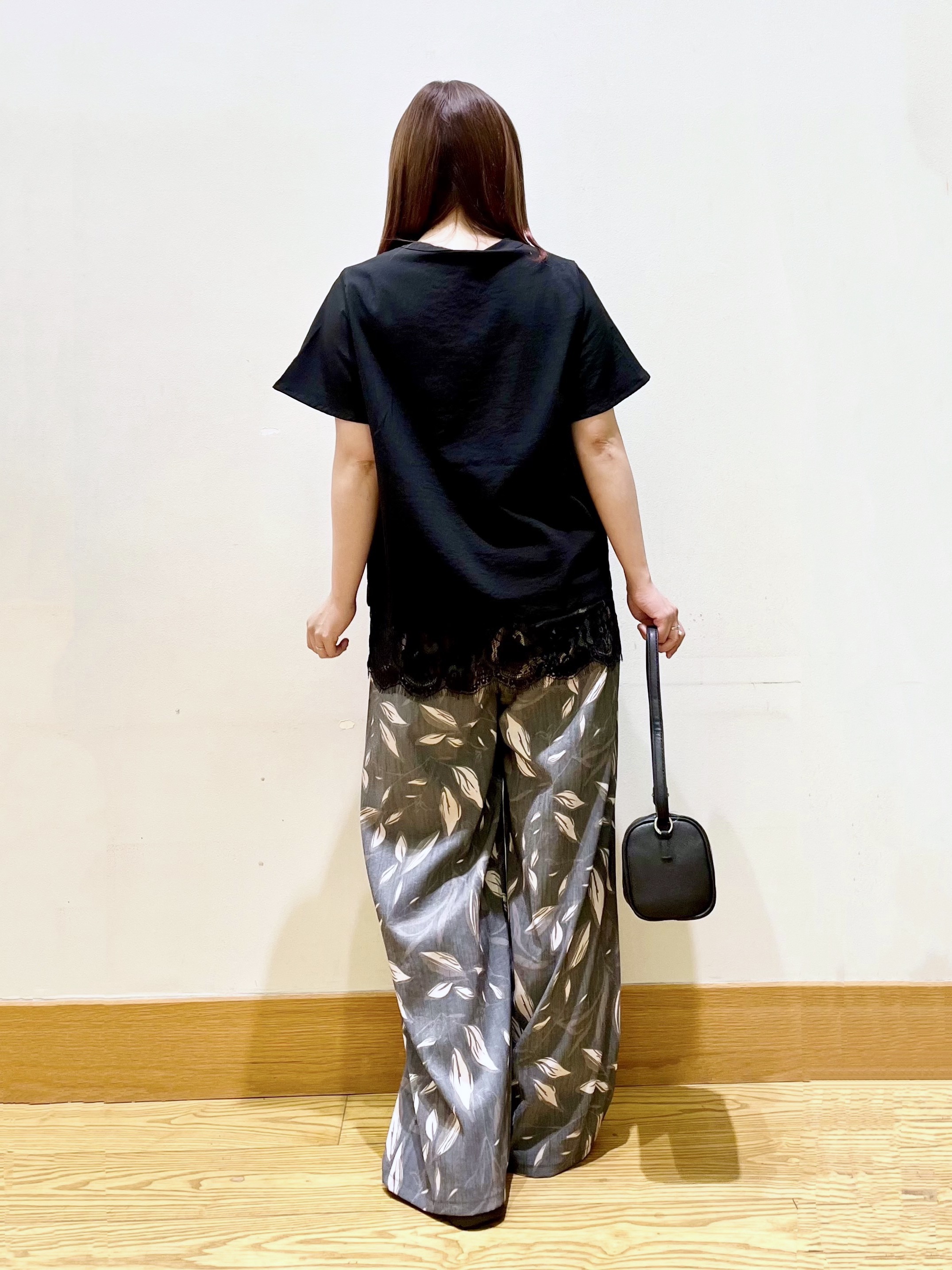 ゆっきーさんの「SHOO･LA･RUE｜【S-LL/洗濯機可】軽凛(かろりん) 楽に着られて上品 裾レーススキッパーブラウス」を使ったコーディネート