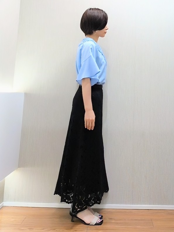 ミズタさんの「UNTITLED｜【接触冷感/通気性/洗える】Vネックフリルブラウス」を使ったコーディネート
