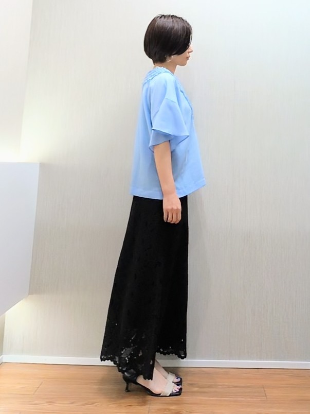 ミズタさんの「UNTITLED｜【接触冷感/通気性/洗える】Vネックフリルブラウス」を使ったコーディネート