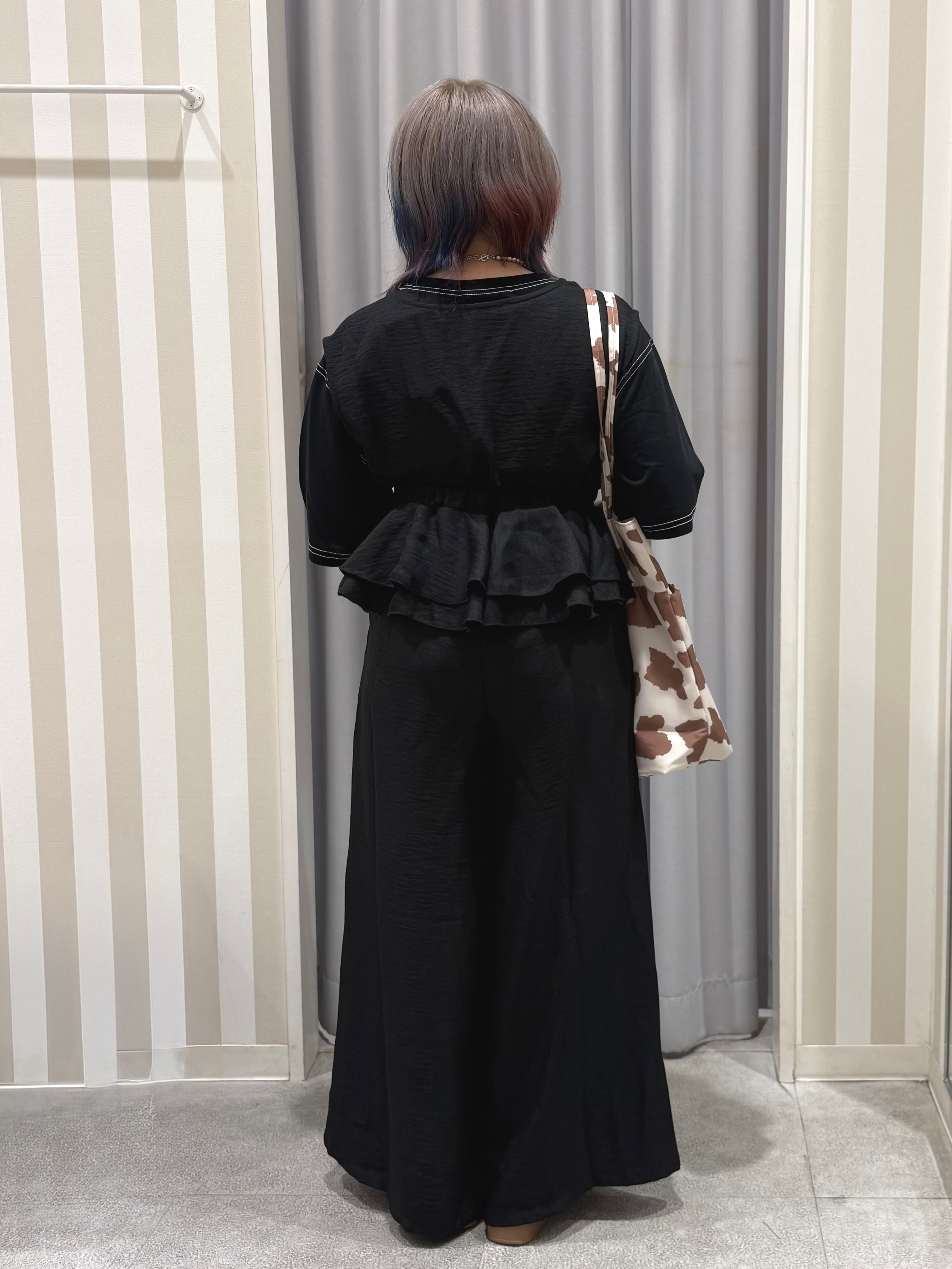 sakinoさんの「SHOO･LA･RUE｜【S-LL/体型カバー】インせず着られる 配色ステッチ 5分袖ロゴTシャツ」を使ったコーディネート
