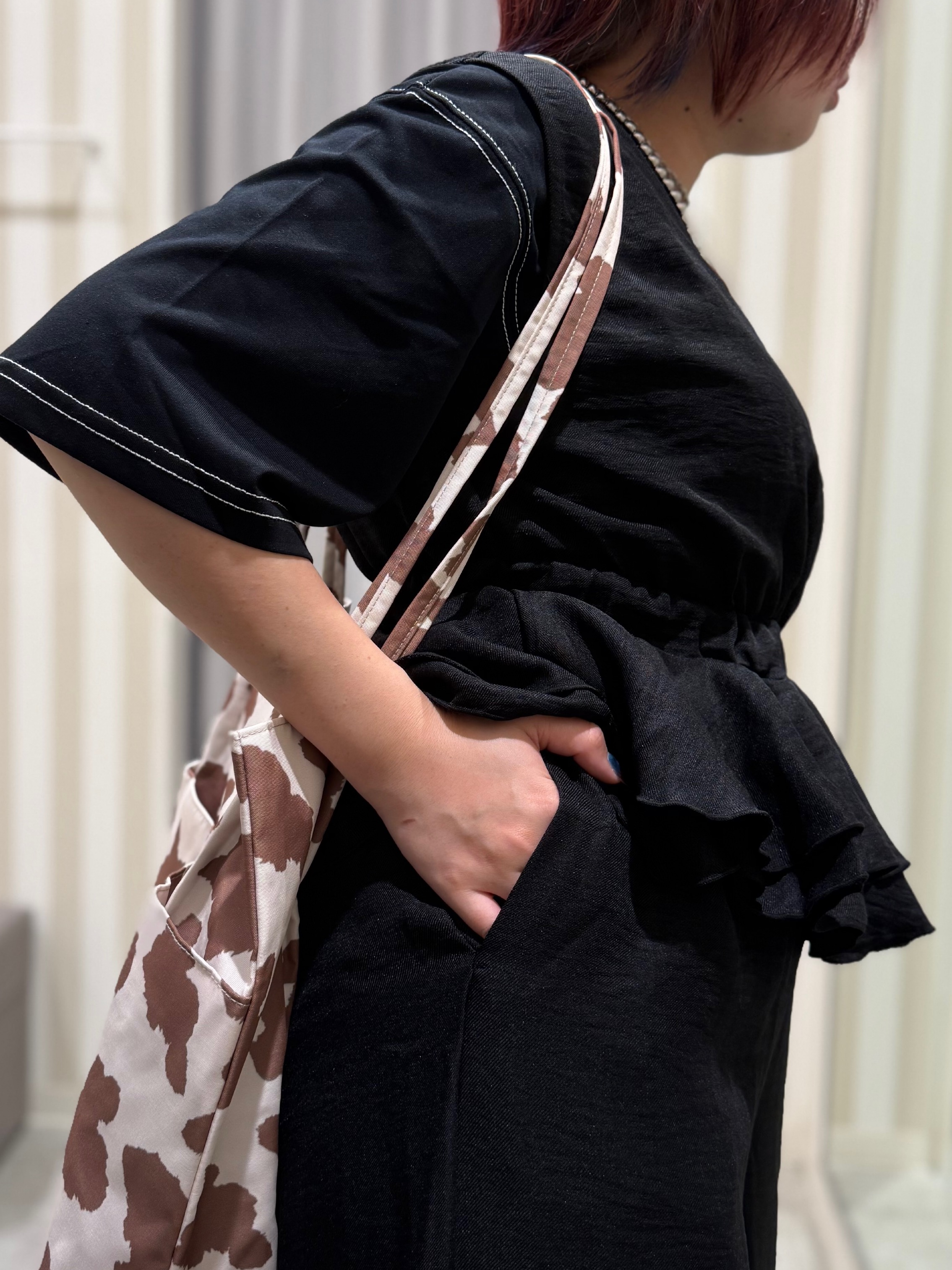 sakinoさんの「SHOO･LA･RUE｜【S-LL/体型カバー】インせず着られる 配色ステッチ 5分袖ロゴTシャツ」を使ったコーディネート