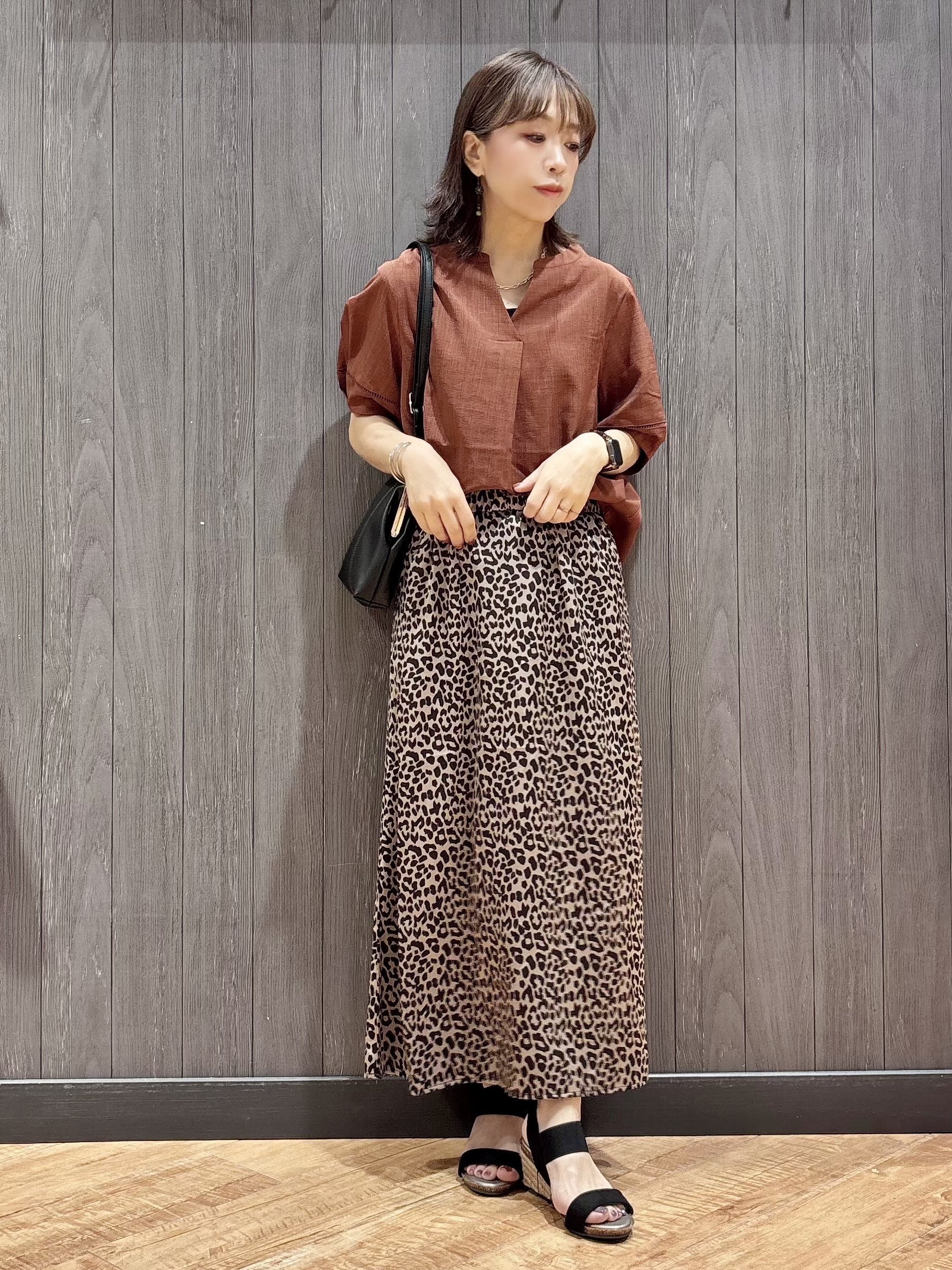 meiさんの「SHOO･LA･RUE｜【洗濯後しわになりにくい/インせずきまる】シンプルだけど女性らしい 麻調スキッパーブラウス」を使ったコーディネート