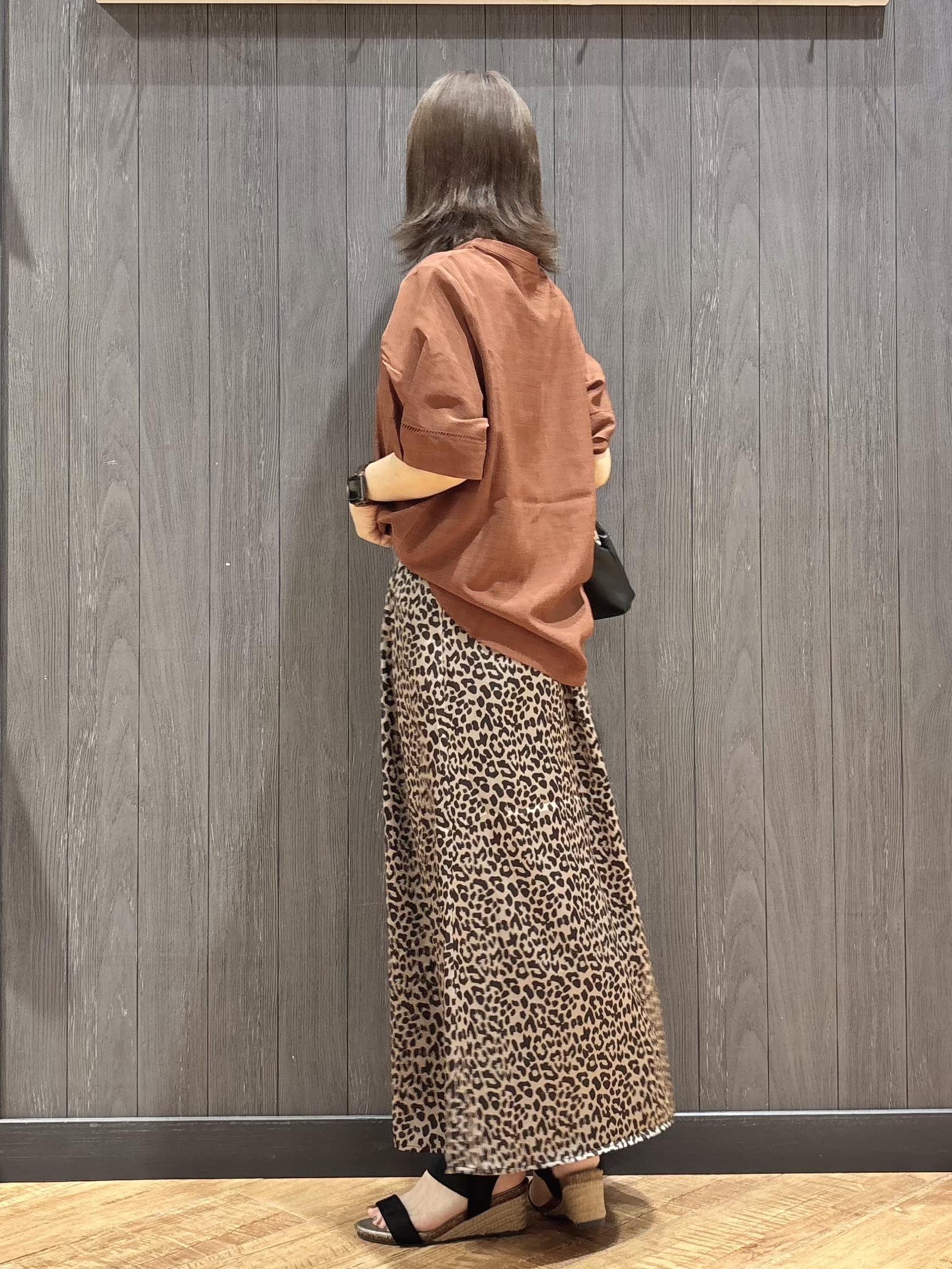 meiさんの「SHOO･LA･RUE｜【洗濯後しわになりにくい/インせずきまる】シンプルだけど女性らしい 麻調スキッパーブラウス」を使ったコーディネート