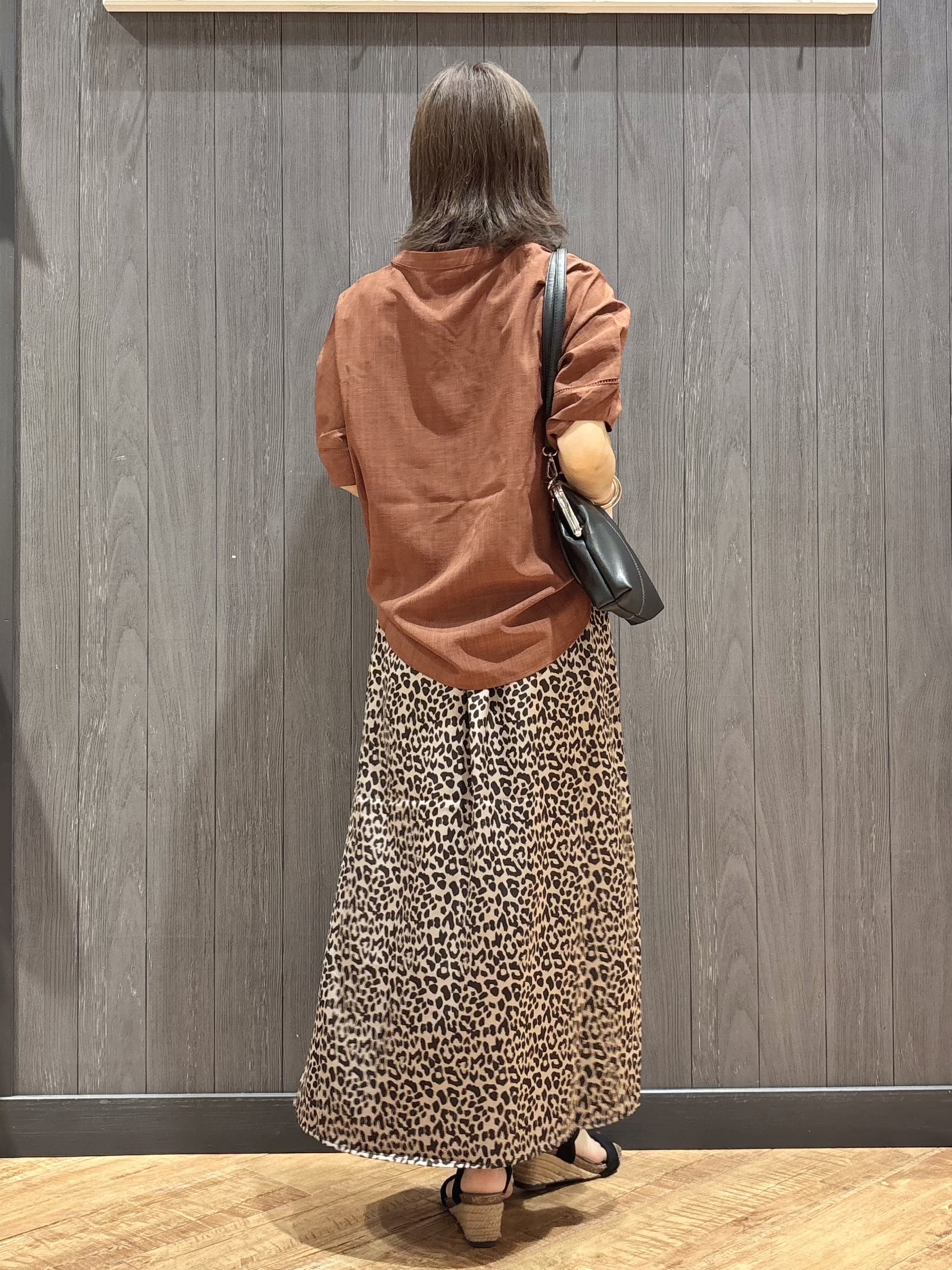 meiさんの「SHOO･LA･RUE｜【洗濯後しわになりにくい/インせずきまる】シンプルだけど女性らしい 麻調スキッパーブラウス」を使ったコーディネート