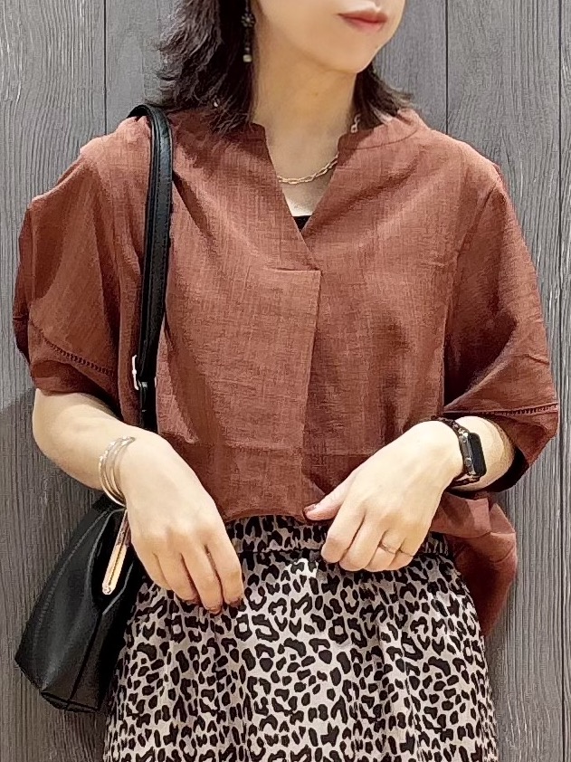 meiさんの「SHOO･LA･RUE｜【洗濯後しわになりにくい/インせずきまる】シンプルだけど女性らしい 麻調スキッパーブラウス」を使ったコーディネート