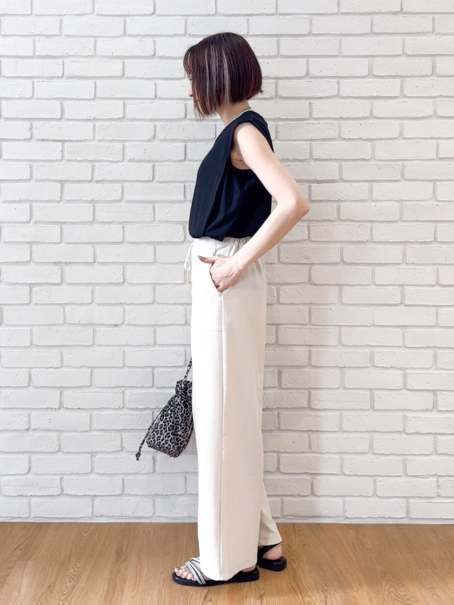 𝐜𝐡𝐢𝐤𝐚さんの「SHOO･LA･RUE｜【UVカット/接触冷感】上品に涼し気 とろみタックノースリーブトップス」を使ったコーディネート