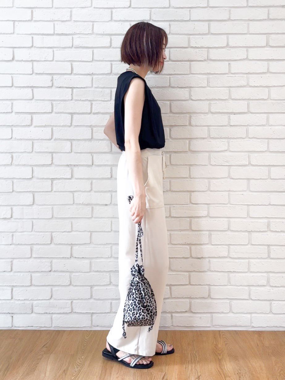 𝐜𝐡𝐢𝐤𝐚さんの「SHOO･LA･RUE｜【UVカット/接触冷感】上品に涼し気 とろみタックノースリーブトップス」を使ったコーディネート