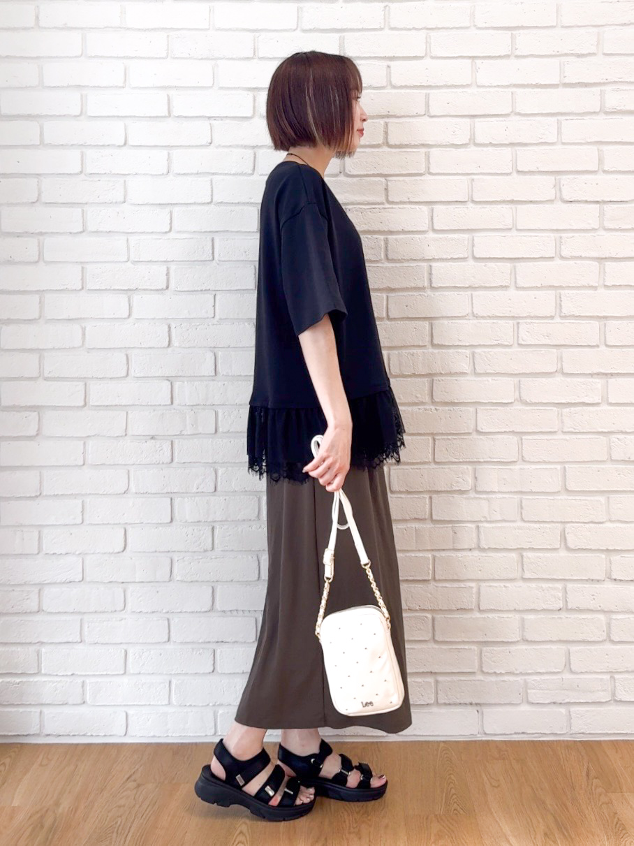 𝐜𝐡𝐢𝐤𝐚さんの「SHOO･LA･RUE｜【UV/抗菌防臭/S-LL】1枚でサマ見え 裾レースTシャツ」を使ったコーディネート