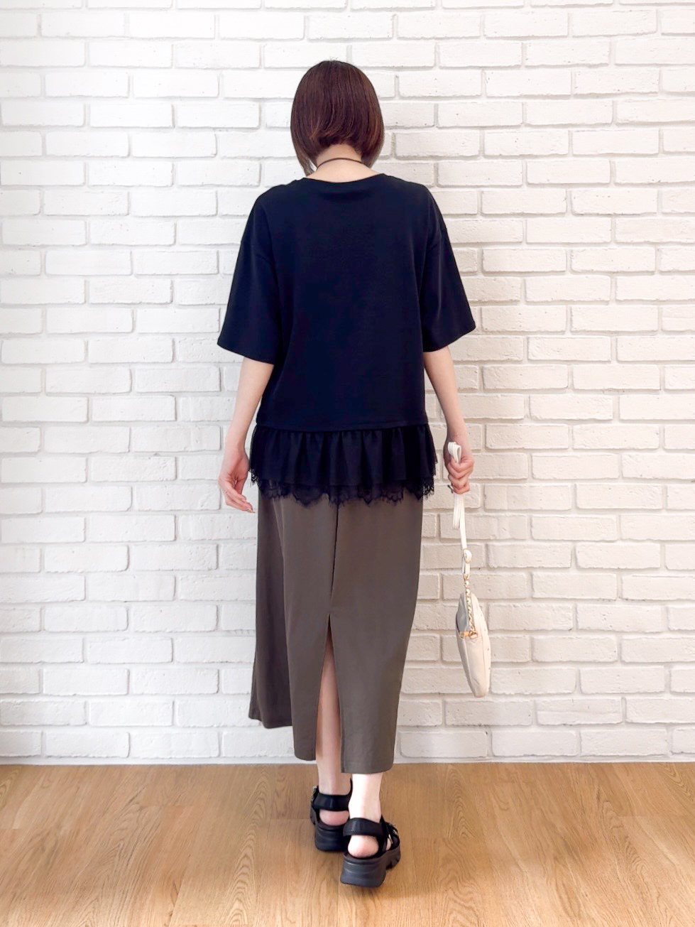𝐜𝐡𝐢𝐤𝐚さんの「SHOO･LA･RUE｜【UV/抗菌防臭/S-LL】1枚でサマ見え 裾レースTシャツ」を使ったコーディネート