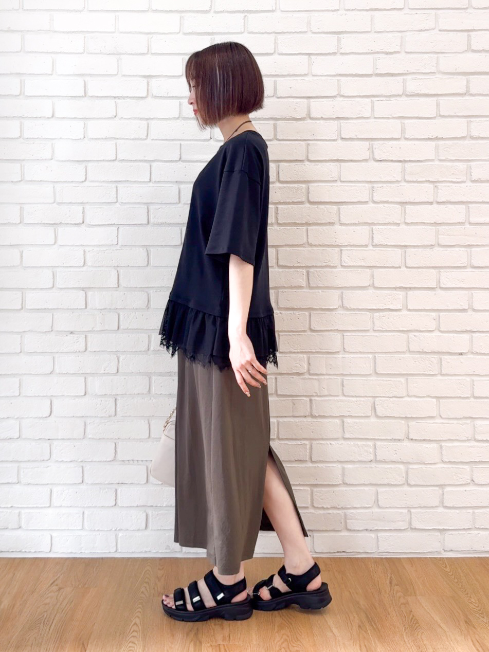 𝐜𝐡𝐢𝐤𝐚さんの「SHOO･LA･RUE｜【UV/抗菌防臭/S-LL】1枚でサマ見え 裾レースTシャツ」を使ったコーディネート